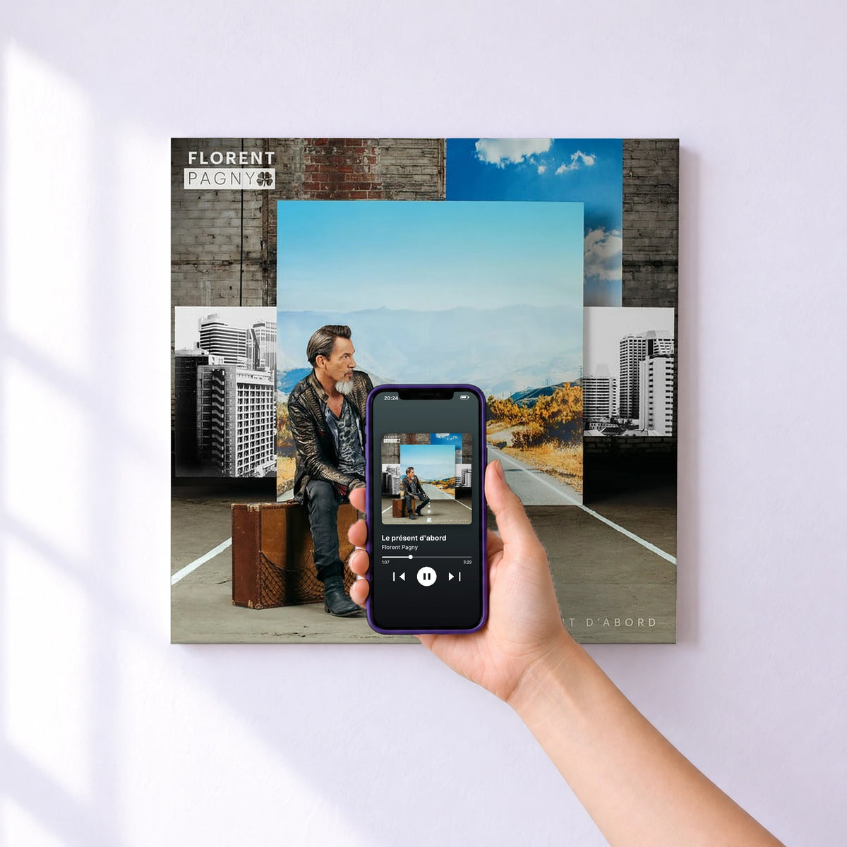 Affiche connectée Le présent d'abord de Florent Pagny au mur : l'album se lance en approchant le téléphone