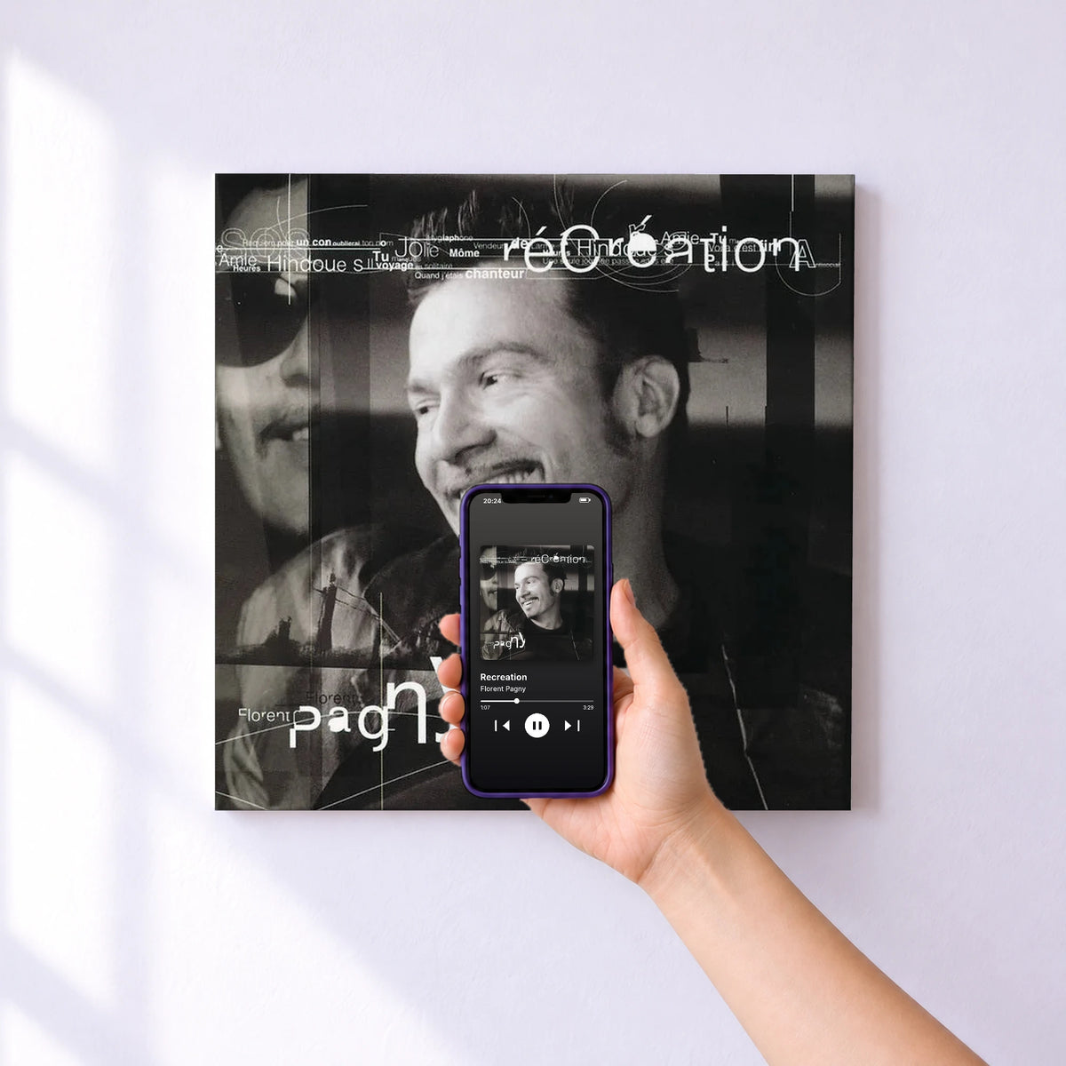 Affiche connectée Recreation de Florent Pagny au mur : l'album se lance en approchant le téléphone