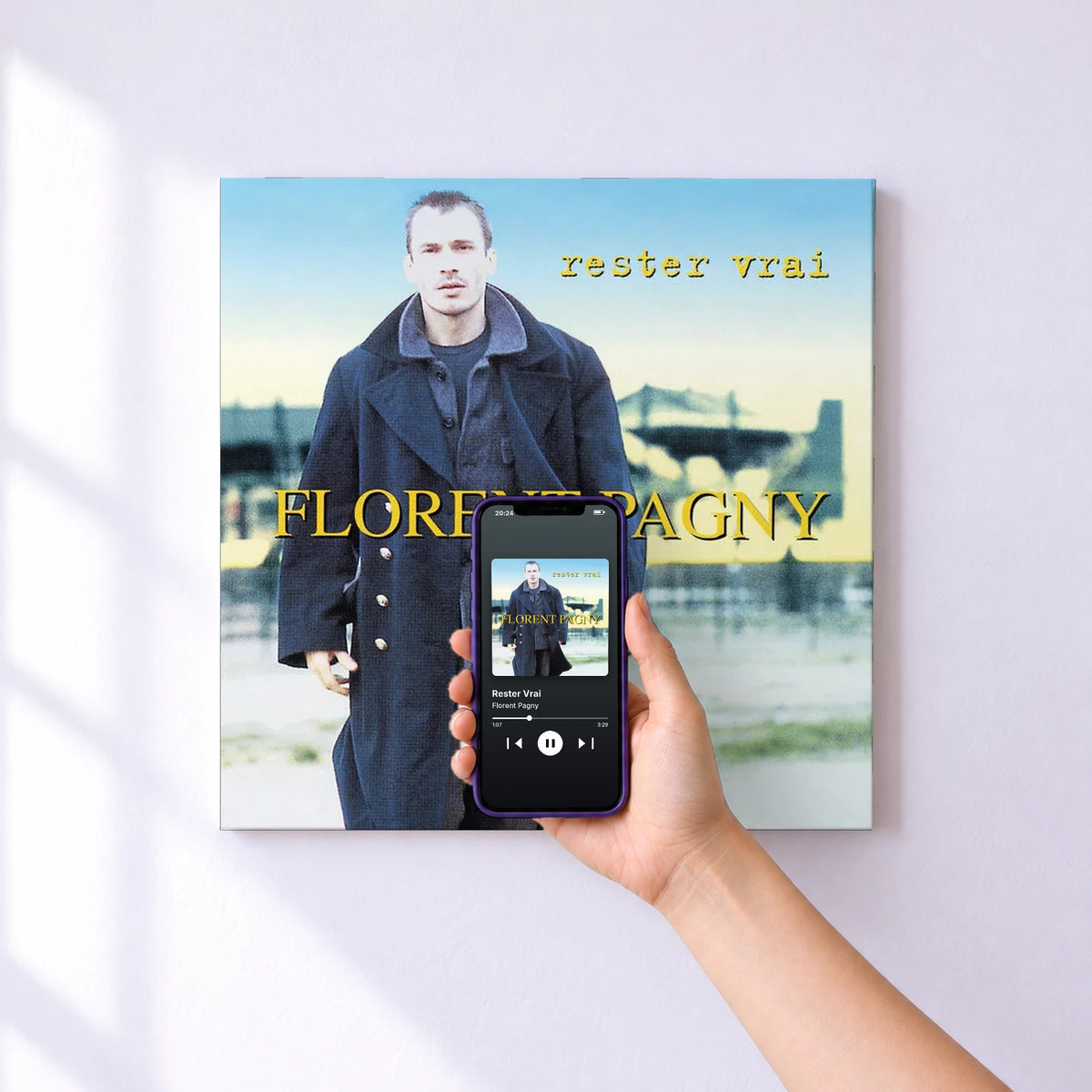 Affiche connectée Rester Vrai de Florent Pagny au mur : l'album se lance en approchant le téléphone