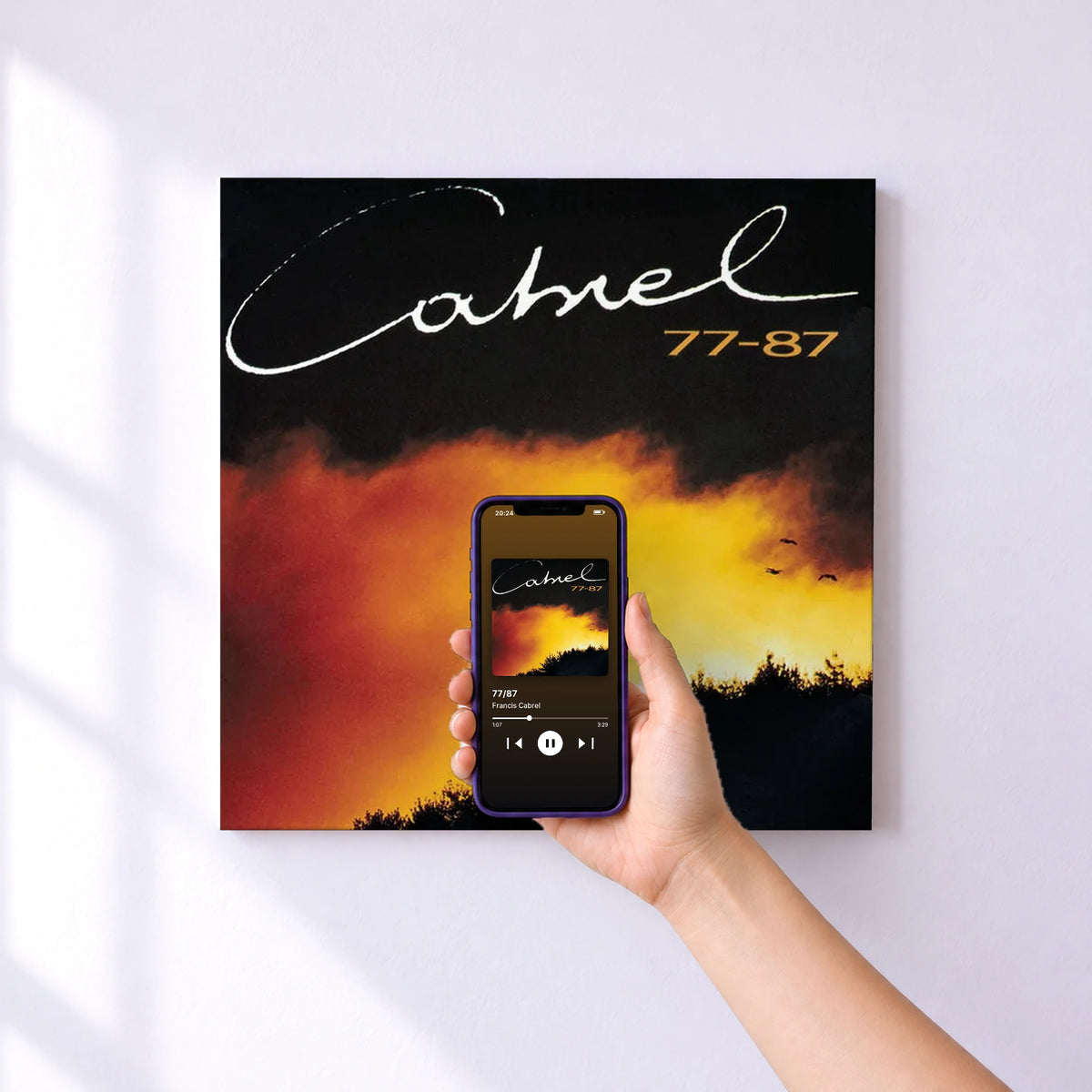 Affiche connectée 77/87 de Francis Cabrel au mur : l'album se lance en approchant le téléphone
