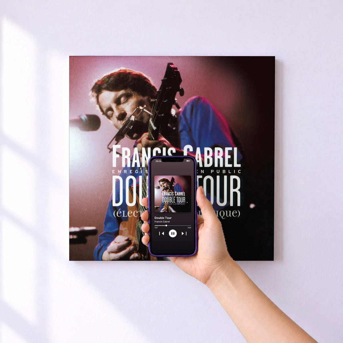Affiche connectée Double Tour de Francis Cabrel au mur : l'album se lance en approchant le téléphone