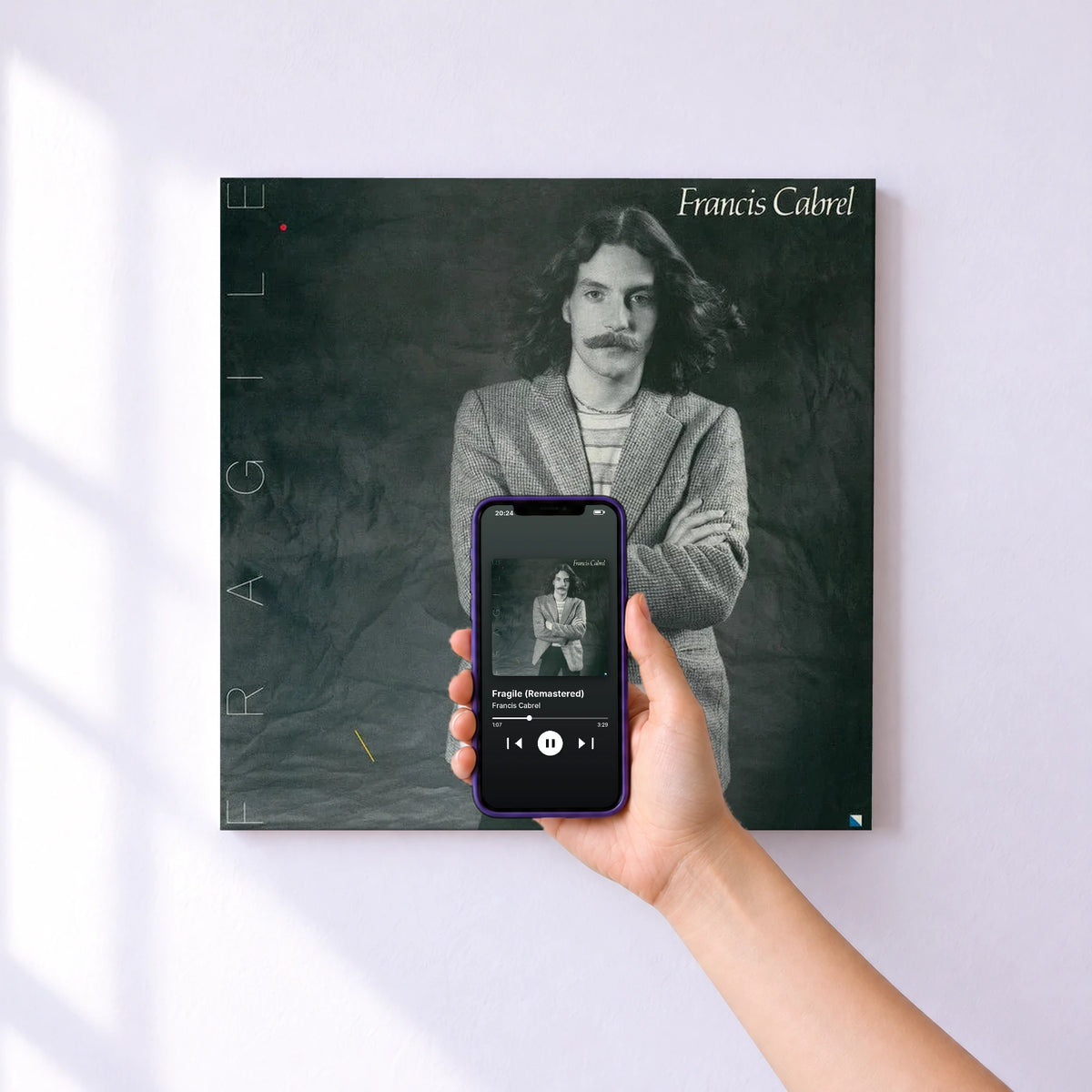 Affiche connectée Fragile (Remastered) de Francis Cabrel au mur : l'album se lance en approchant le téléphone