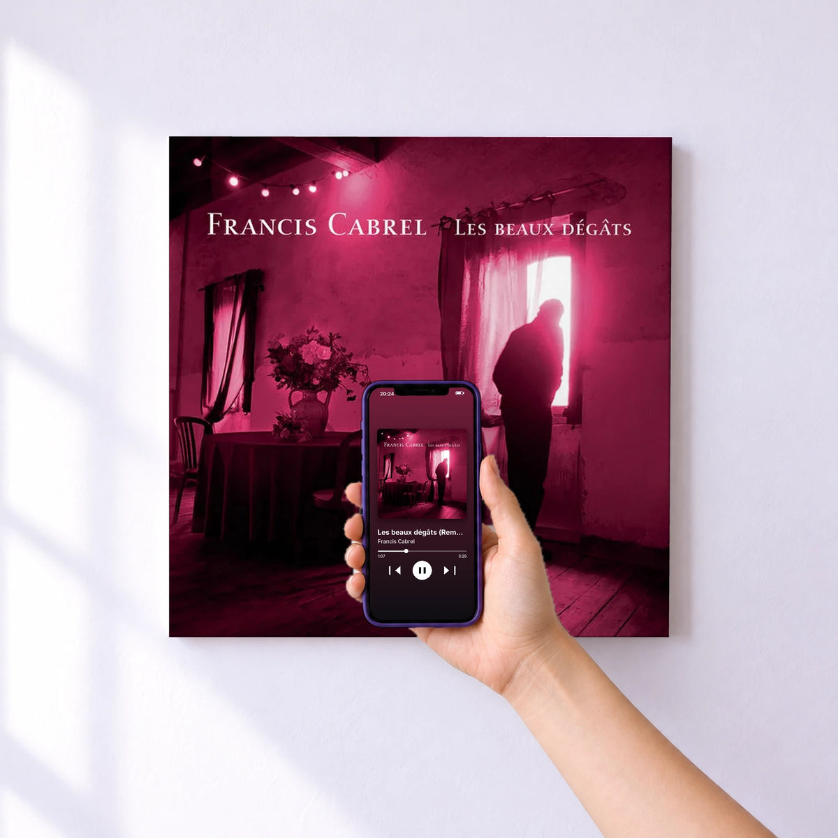 Affiche connectée Les beaux dégâts (Remastered) de Francis Cabrel au mur : l'album se lance en approchant le téléphone