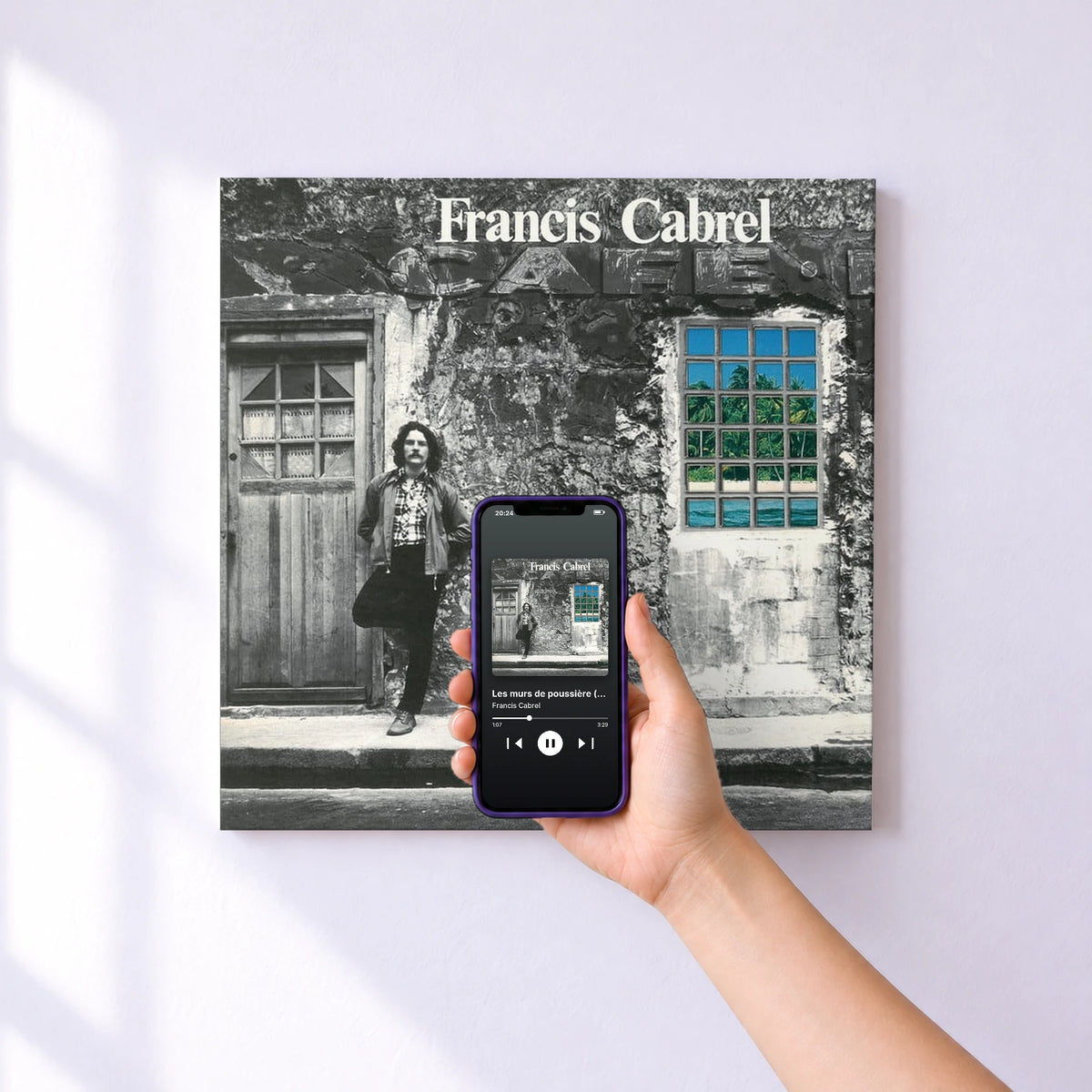 Affiche connectée Les murs de poussière (Remastered) de Francis Cabrel au mur : l'album se lance en approchant le téléphone