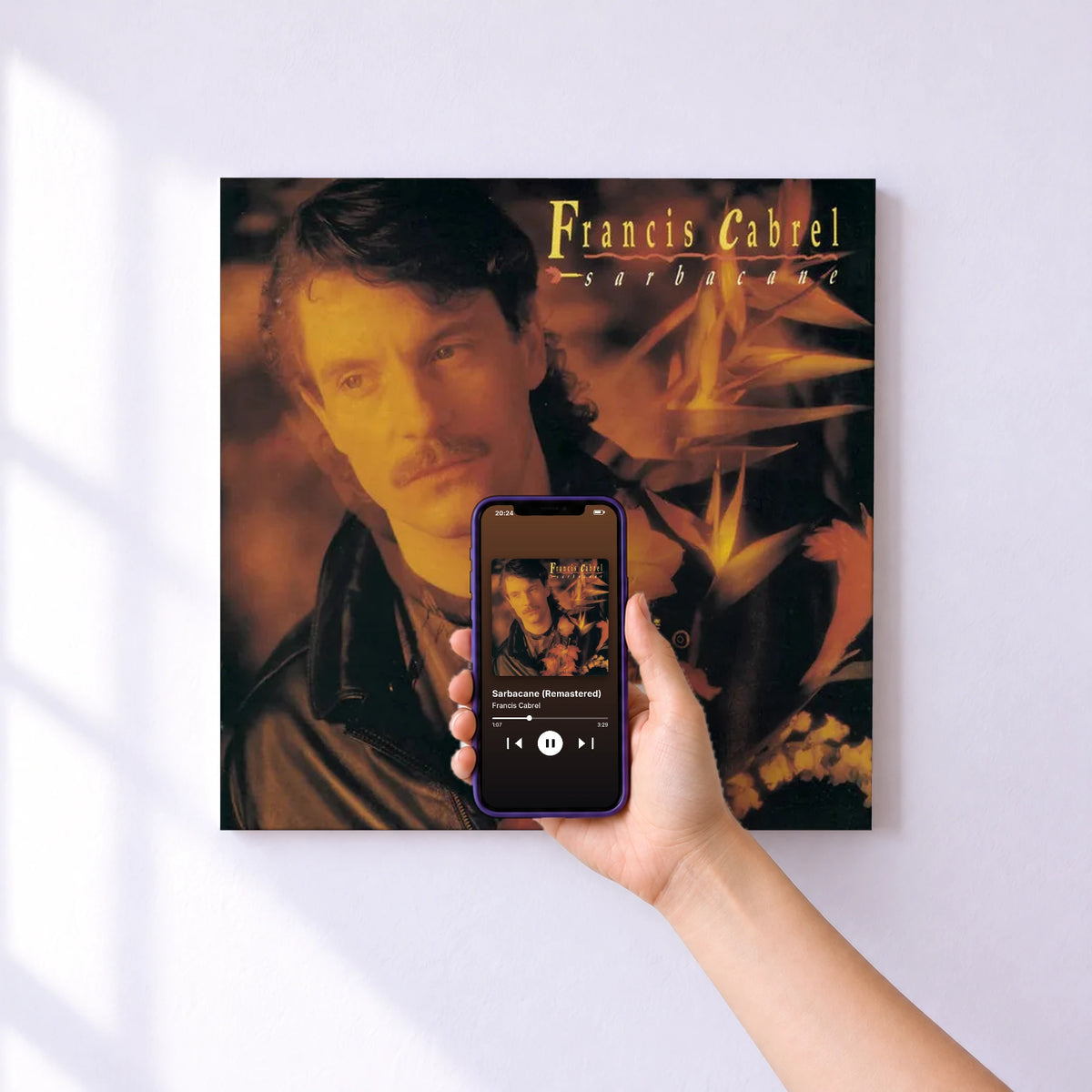 Affiche connectée Sarbacane (Remastered) de Francis Cabrel au mur : l'album se lance en approchant le téléphone