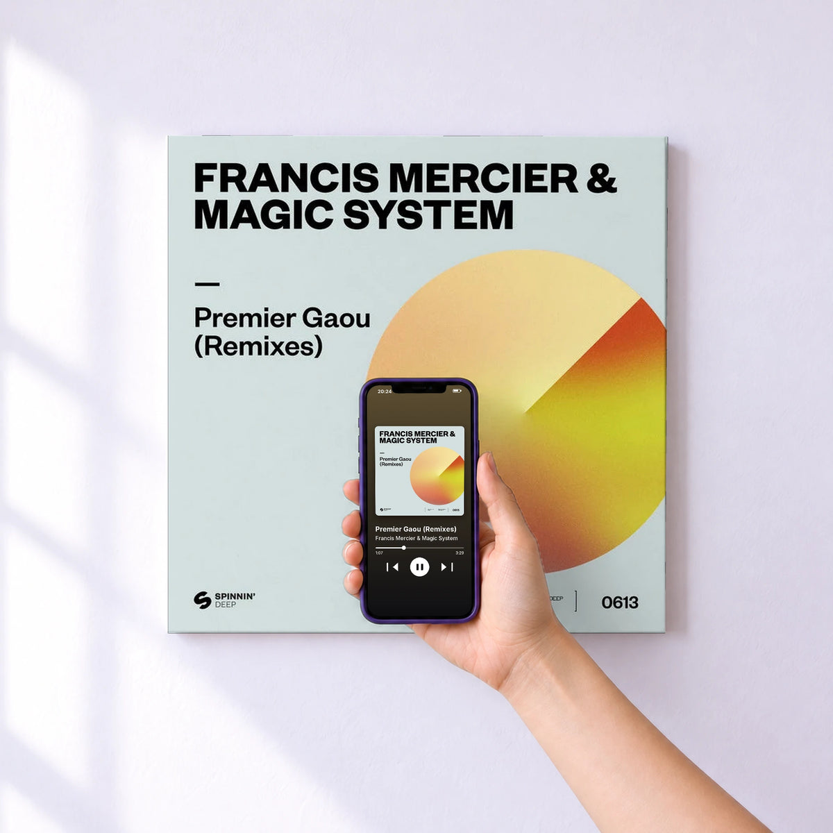 Affiche connectée Premier Gaou (Remixes) de Francis Mercier & Magic System au mur : l'album se lance en approchant le téléphone