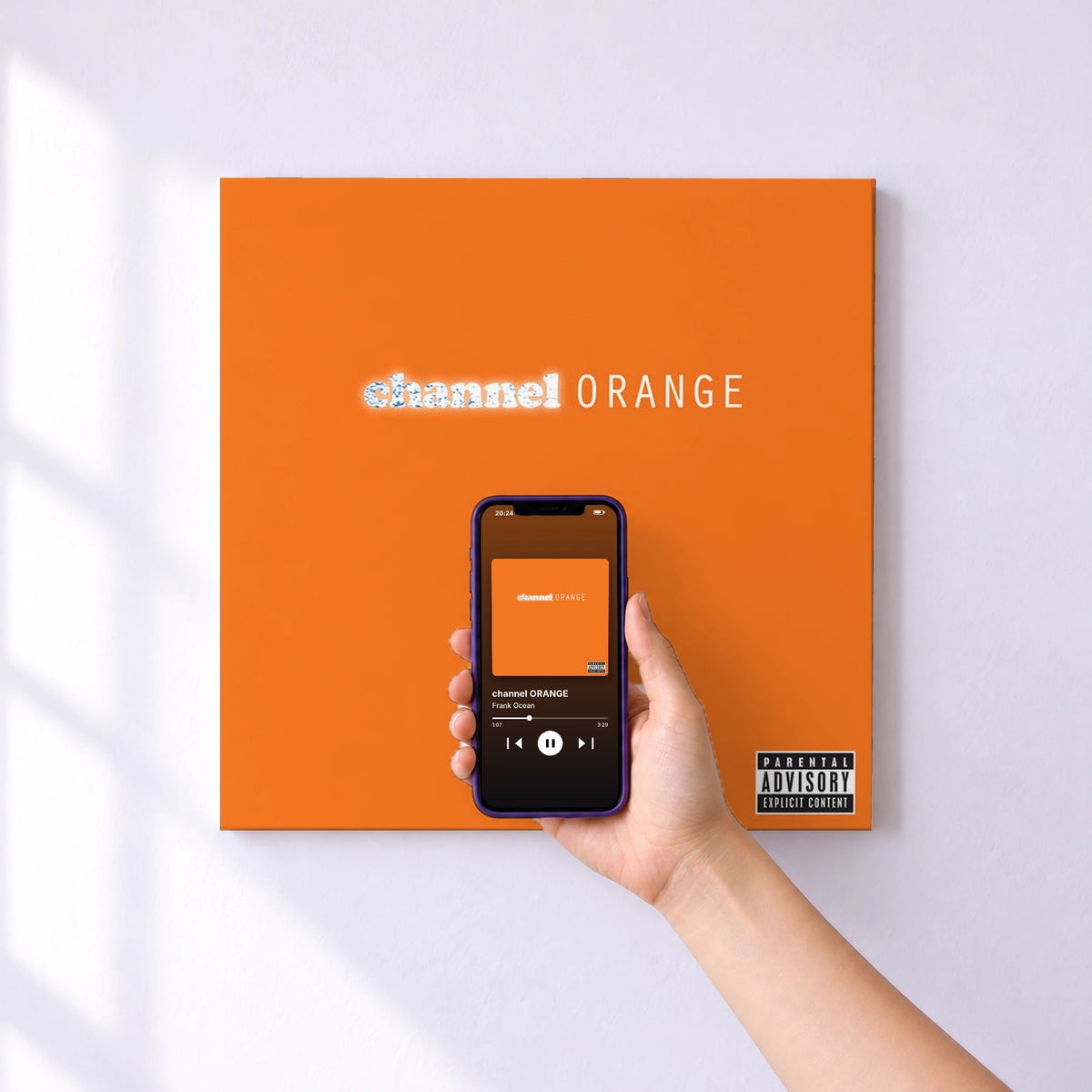 Affiche connectée channel ORANGE de Frank Ocean au mur : l'album se lance en approchant le téléphone