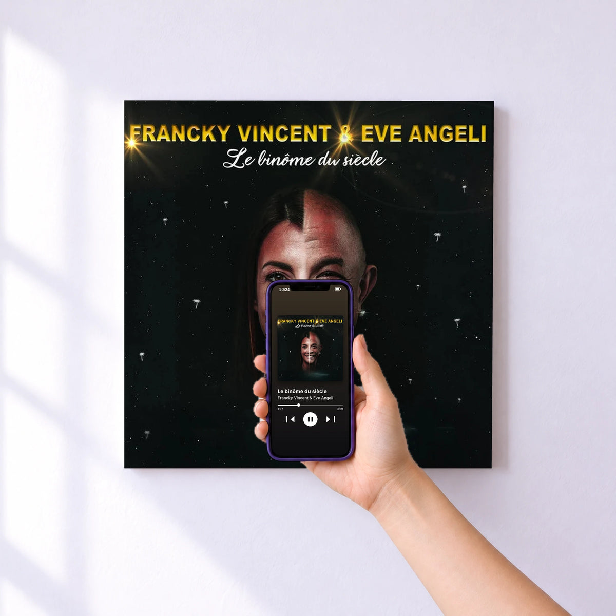 Affiche connectée Le binôme du siècle de Francky Vincent & Eve Angeli au mur : l'album se lance en approchant le téléphone