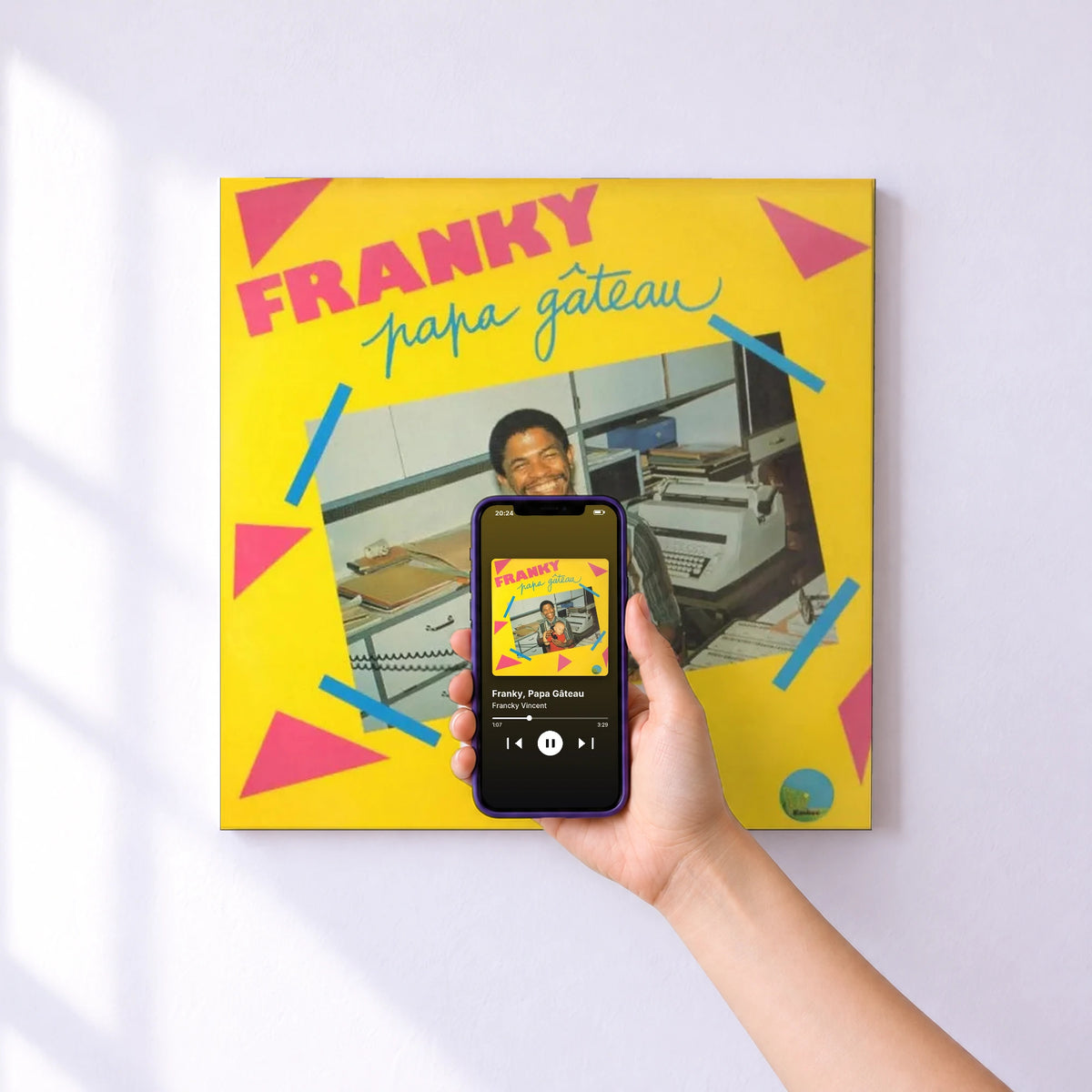 Affiche connectée Franky, Papa Gâteau de Francky Vincent au mur : l'album se lance en approchant le téléphone