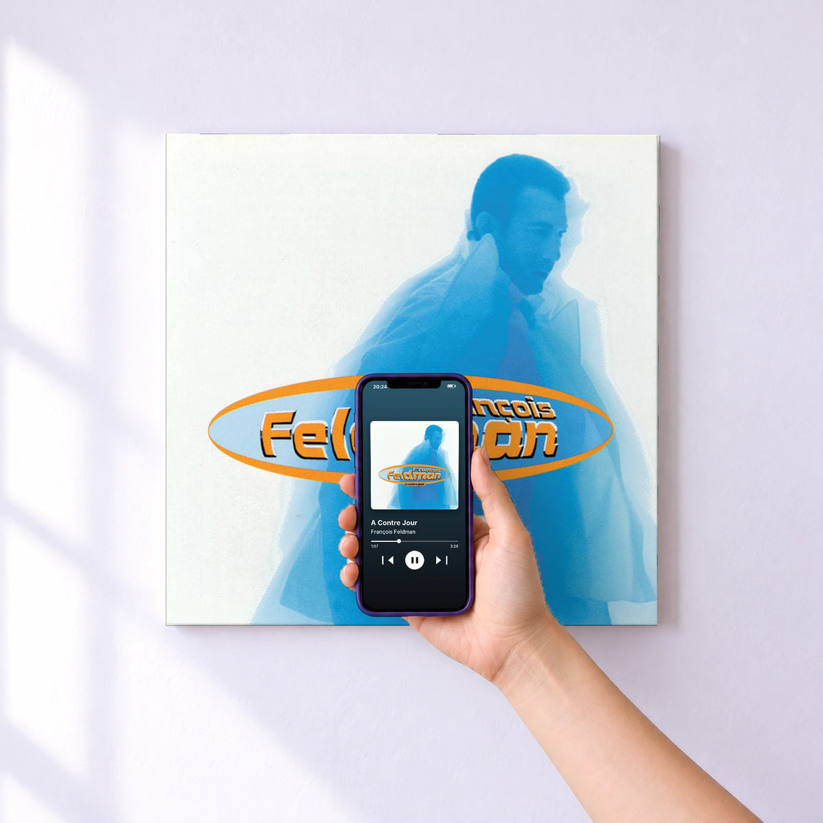 Affiche connectée A Contre Jour de François Feldman au mur : l'album se lance en approchant le téléphone