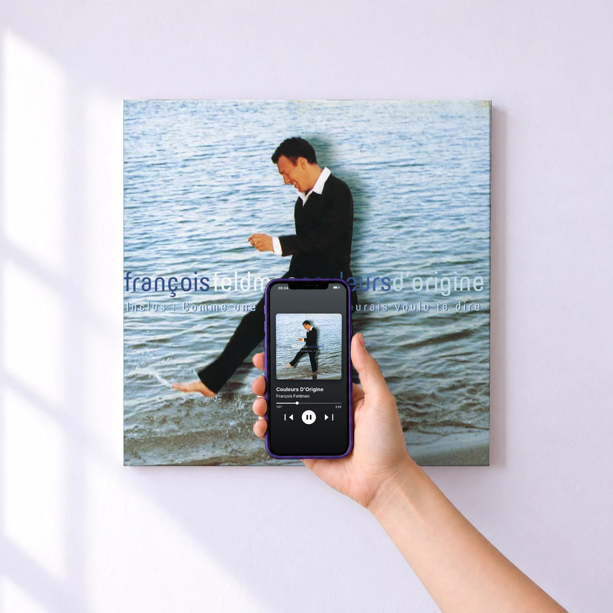 Affiche connectée Couleurs D'Origine de François Feldman au mur : l'album se lance en approchant le téléphone