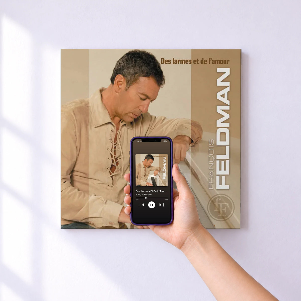 Affiche connectée Des Larmes Et De L'Amour de François Feldman au mur : l'album se lance en approchant le téléphone