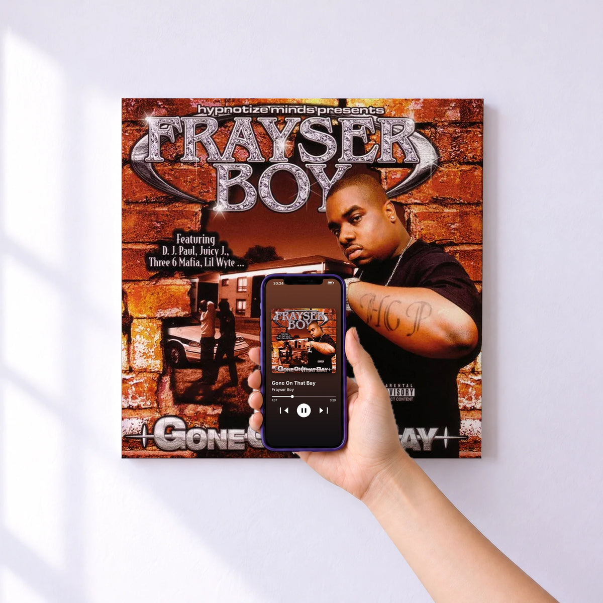 Affiche connectée Gone On That Bay de Frayser Boy au mur : l'album se lance en approchant le téléphone