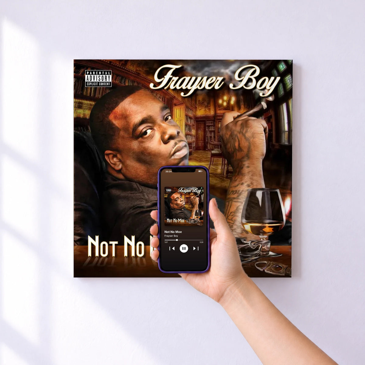 Affiche connectée Not No Moe de Frayser Boy au mur : l'album se lance en approchant le téléphone