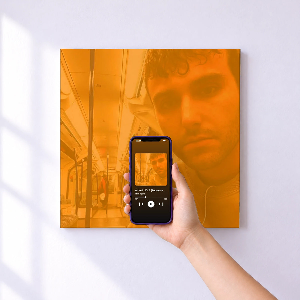 Affiche connectée Actual Life 2 (February 2 - October 15 2021) de Fred again.. au mur : l'album se lance en approchant le téléphone