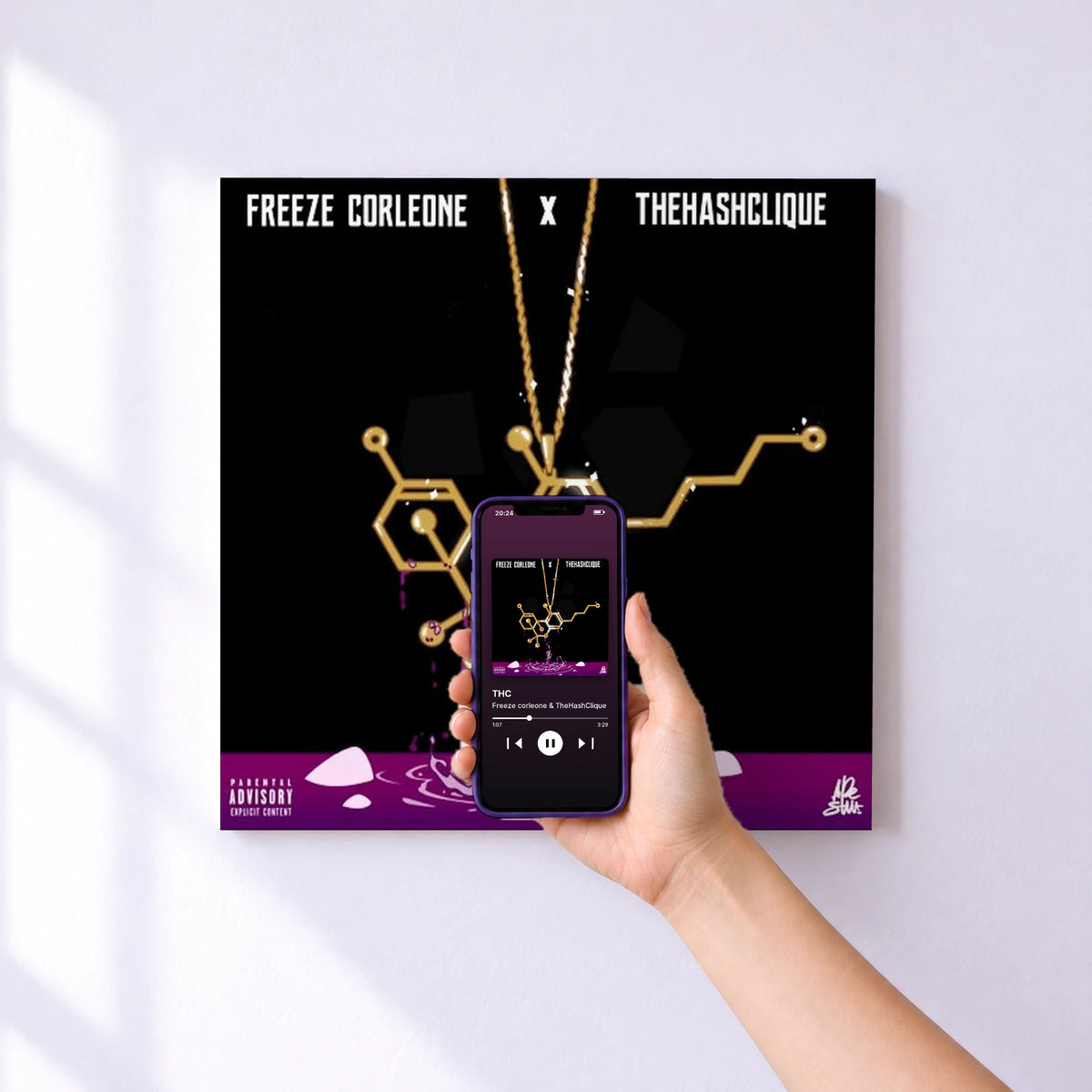 Affiche connectée THC de Freeze corleone & TheHashClique au mur : l'album se lance en approchant le téléphone
