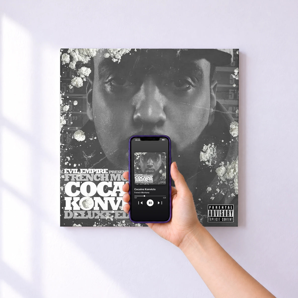 Affiche connectée Cocaine Konvicts de French Montana au mur : l'album se lance en approchant le téléphone