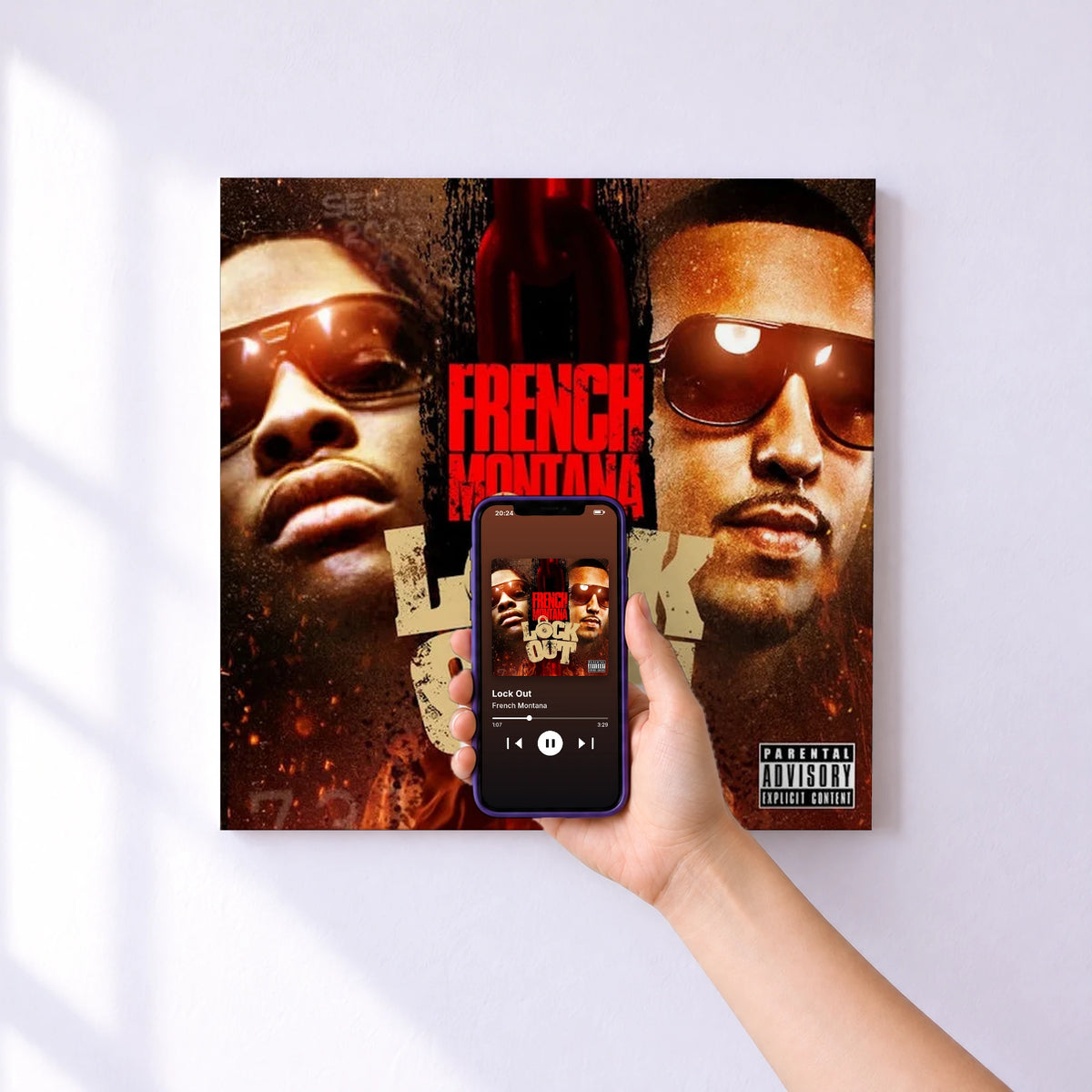Affiche connectée Lock Out de French Montana au mur : l'album se lance en approchant le téléphone