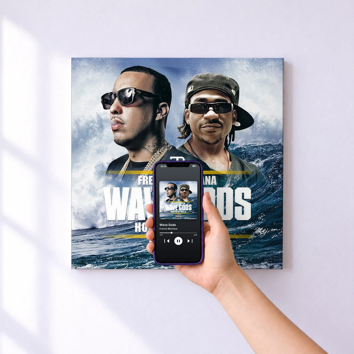 Affiche connectée Wave Gods de French Montana au mur : l'album se lance en approchant le téléphone