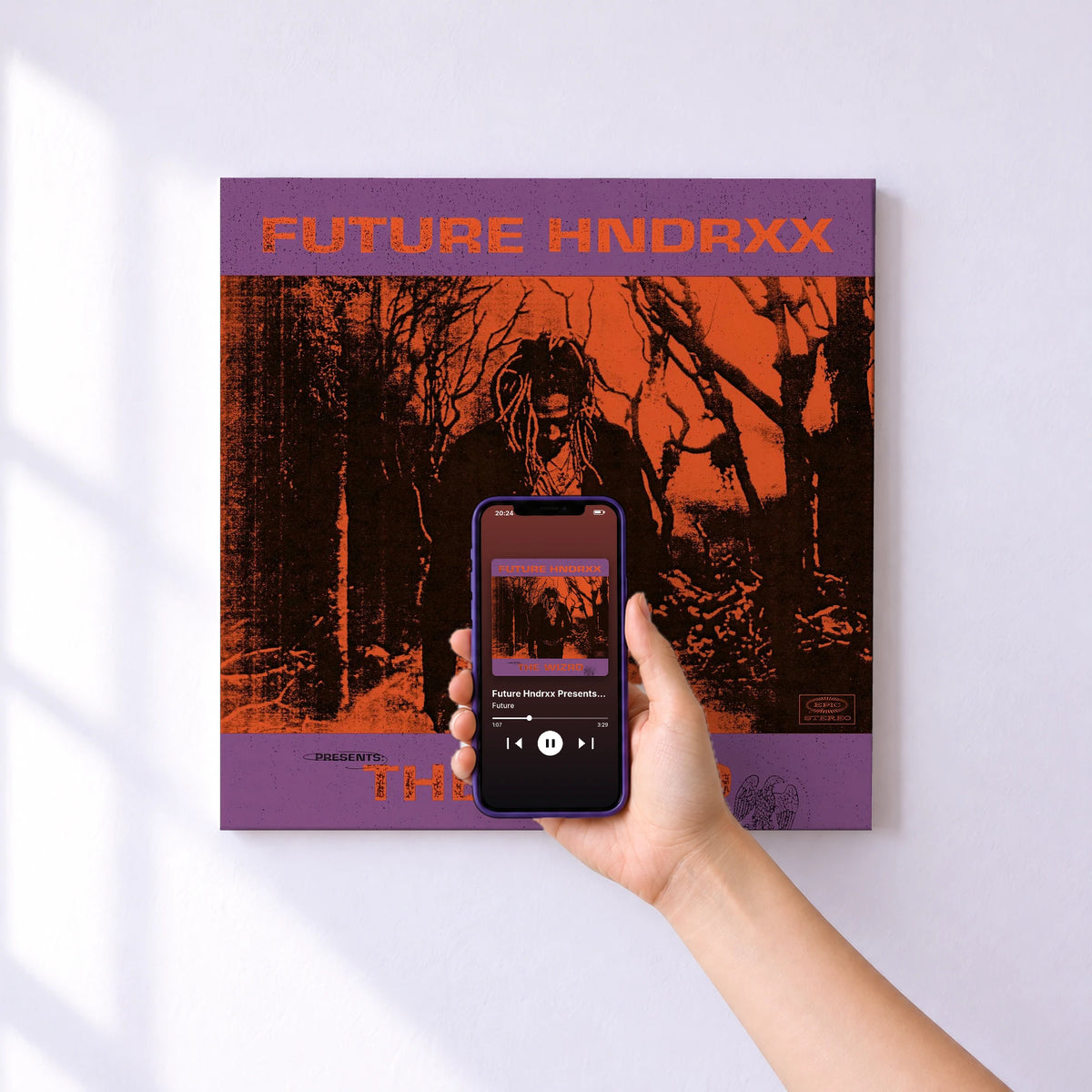 Affiche connectée Future Hndrxx Presents: The WIZRD de Future au mur : l'album se lance en approchant le téléphone