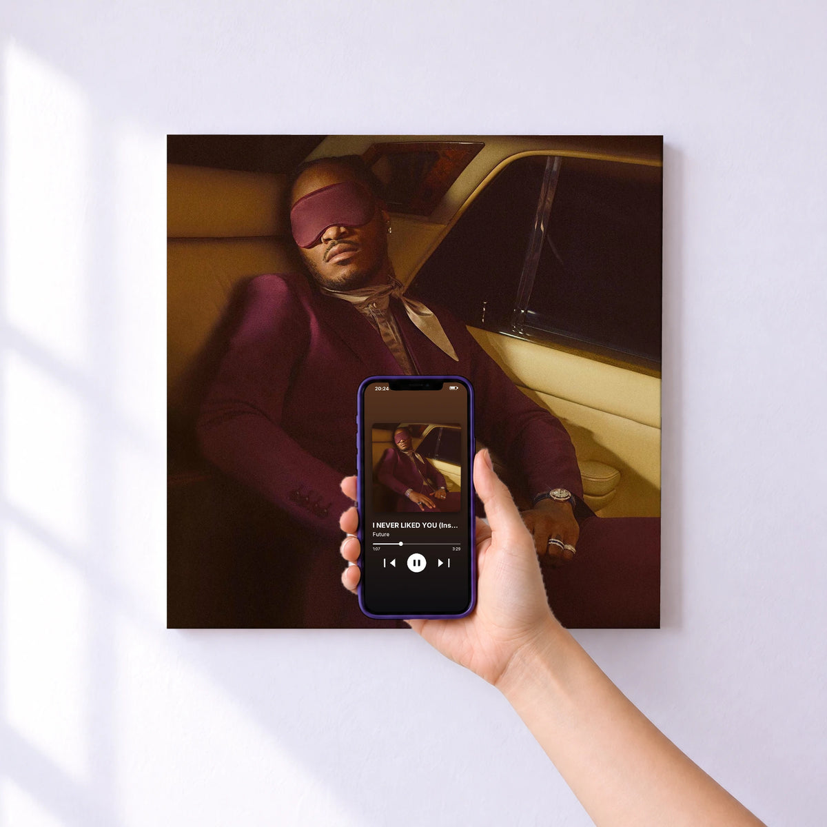 Affiche connectée I NEVER LIKED YOU (Instrumental) de Future au mur : l'album se lance en approchant le téléphone