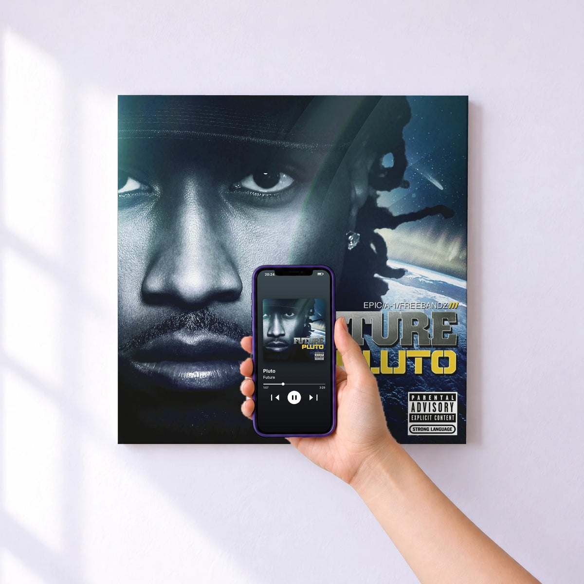 Affiche connectée Pluto de Future au mur : l'album se lance en approchant le téléphone