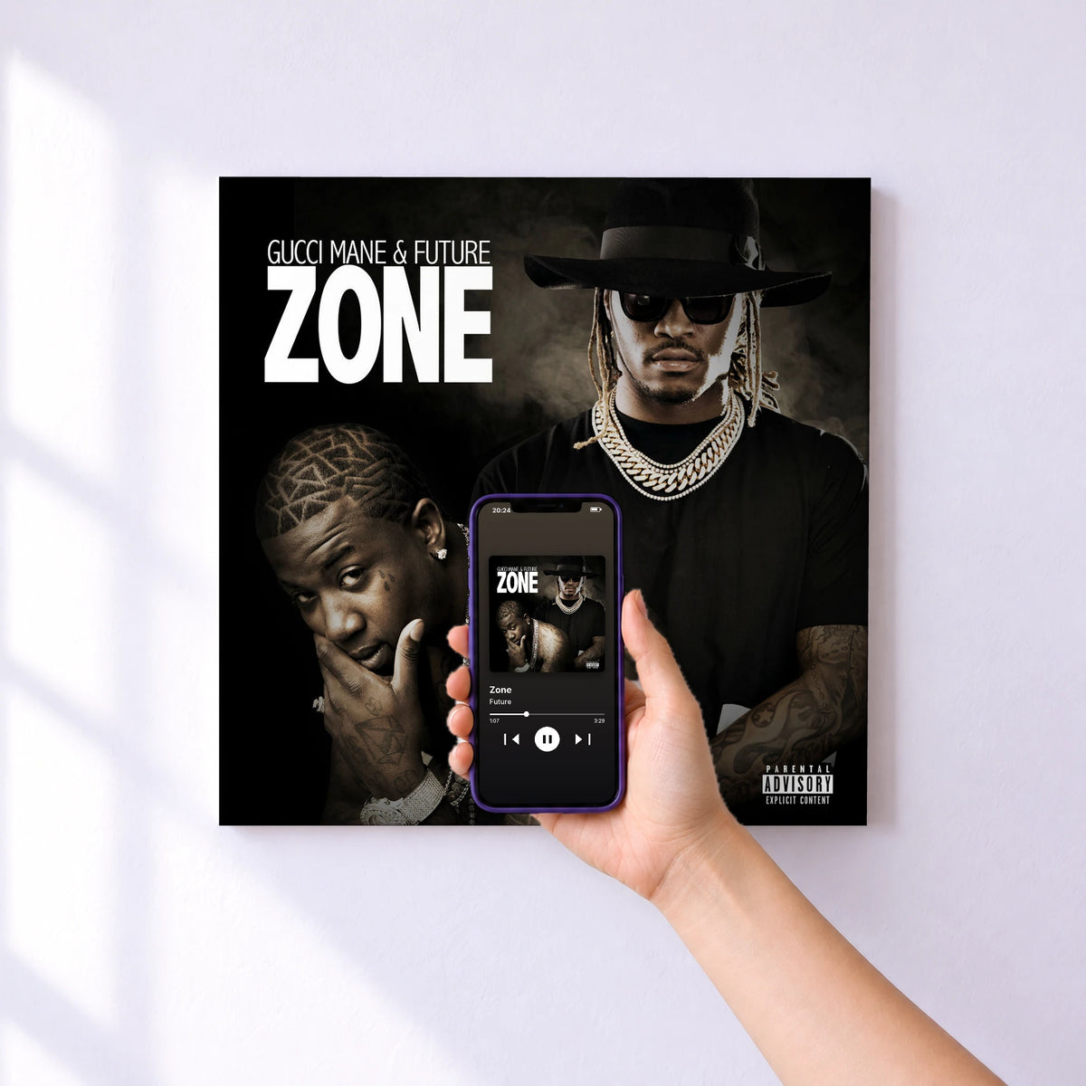Affiche connectée Zone de Future au mur : l'album se lance en approchant le téléphone