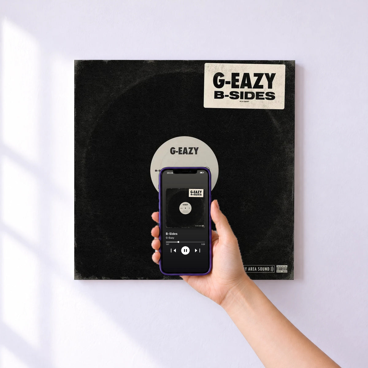 Affiche connectée B-Sides de G-Eazy au mur : l'album se lance en approchant le téléphone