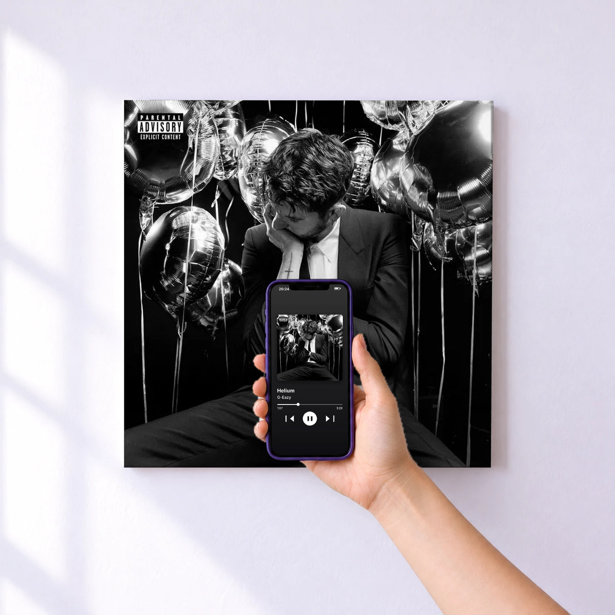 Affiche connectée Helium de G-Eazy au mur : l'album se lance en approchant le téléphone