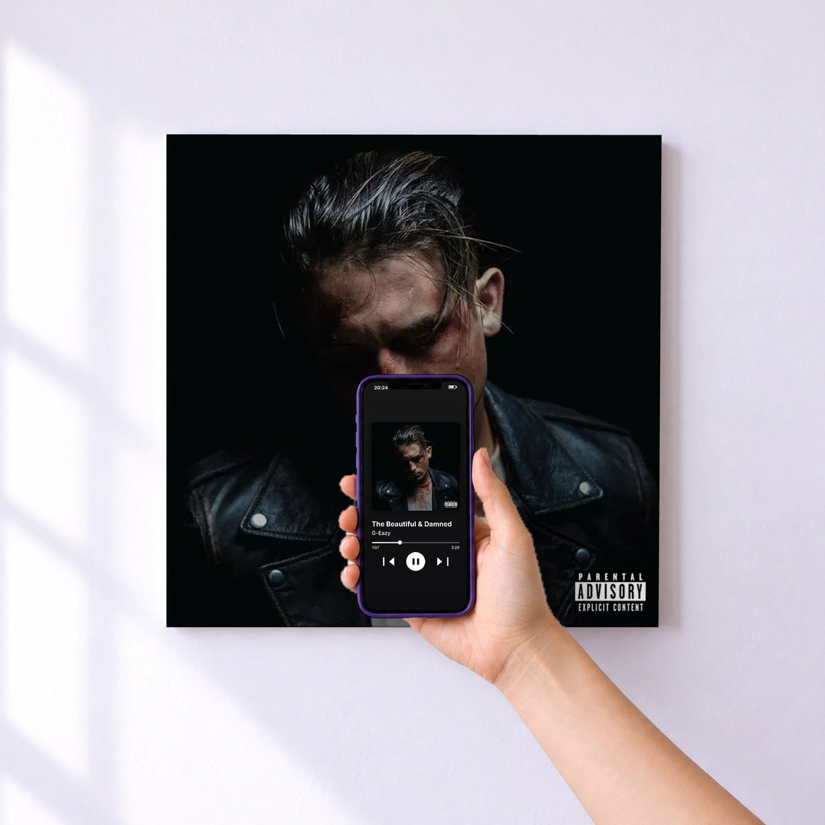 Affiche connectée The Beautiful & Damned de G-Eazy au mur : l'album se lance en approchant le téléphone