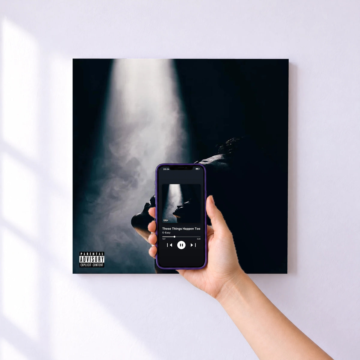 Affiche connectée These Things Happen Too de G-Eazy au mur : l'album se lance en approchant le téléphone