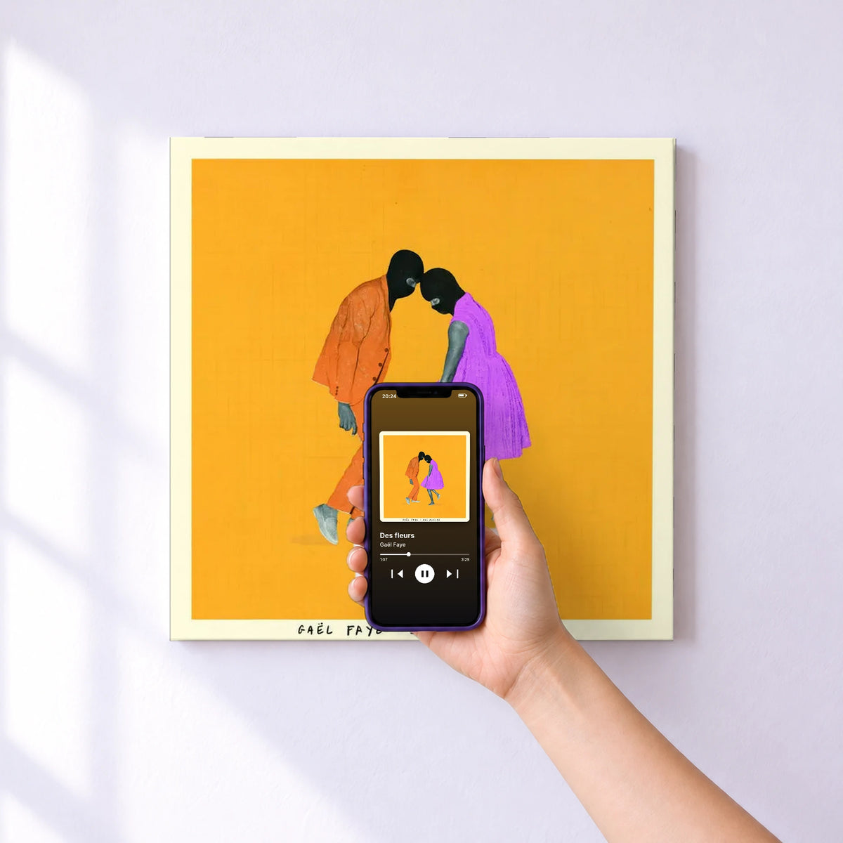 Affiche connectée Des fleurs de Gaël Faye au mur : l'album se lance en approchant le téléphone