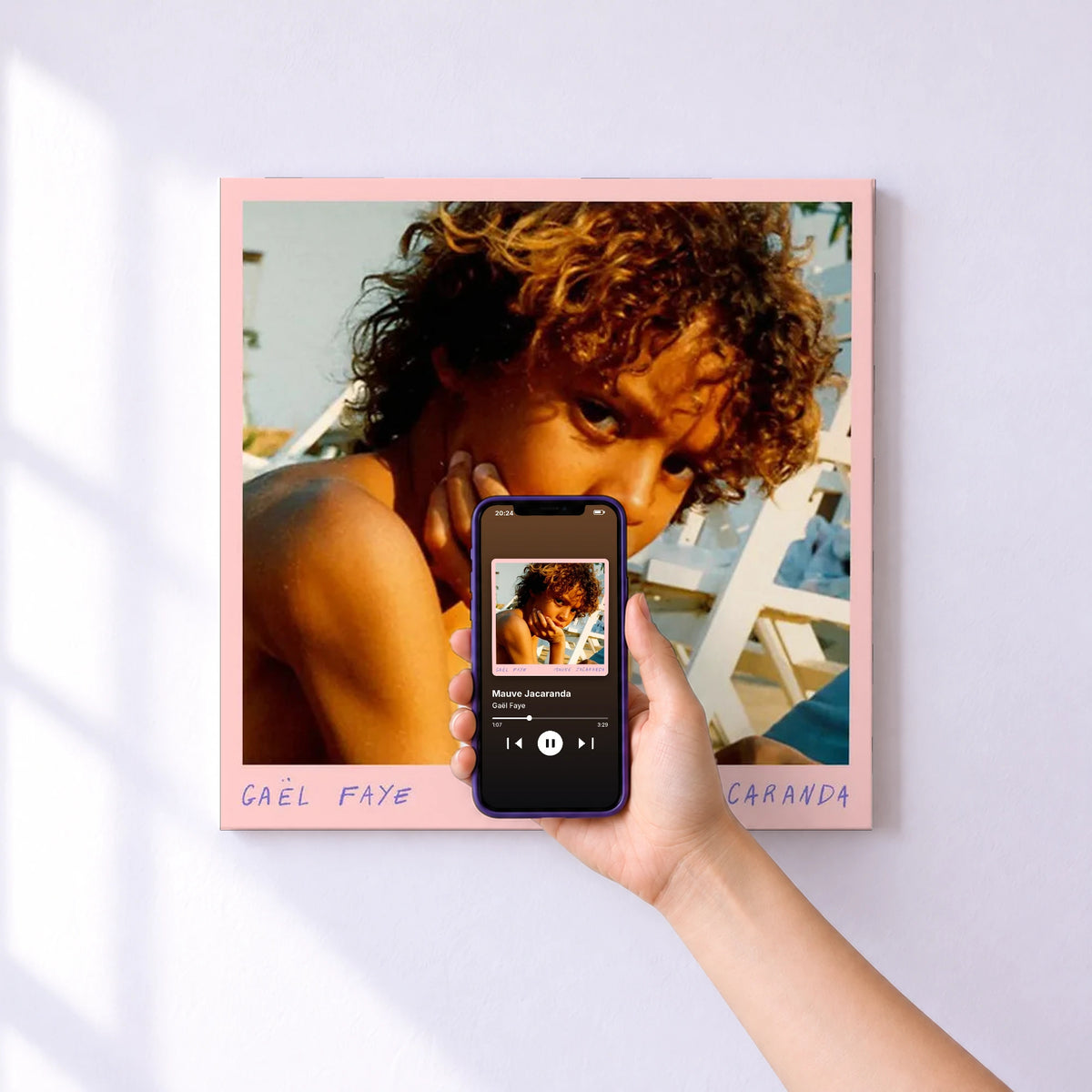 Affiche connectée Mauve Jacaranda de Gaël Faye au mur : l'album se lance en approchant le téléphone