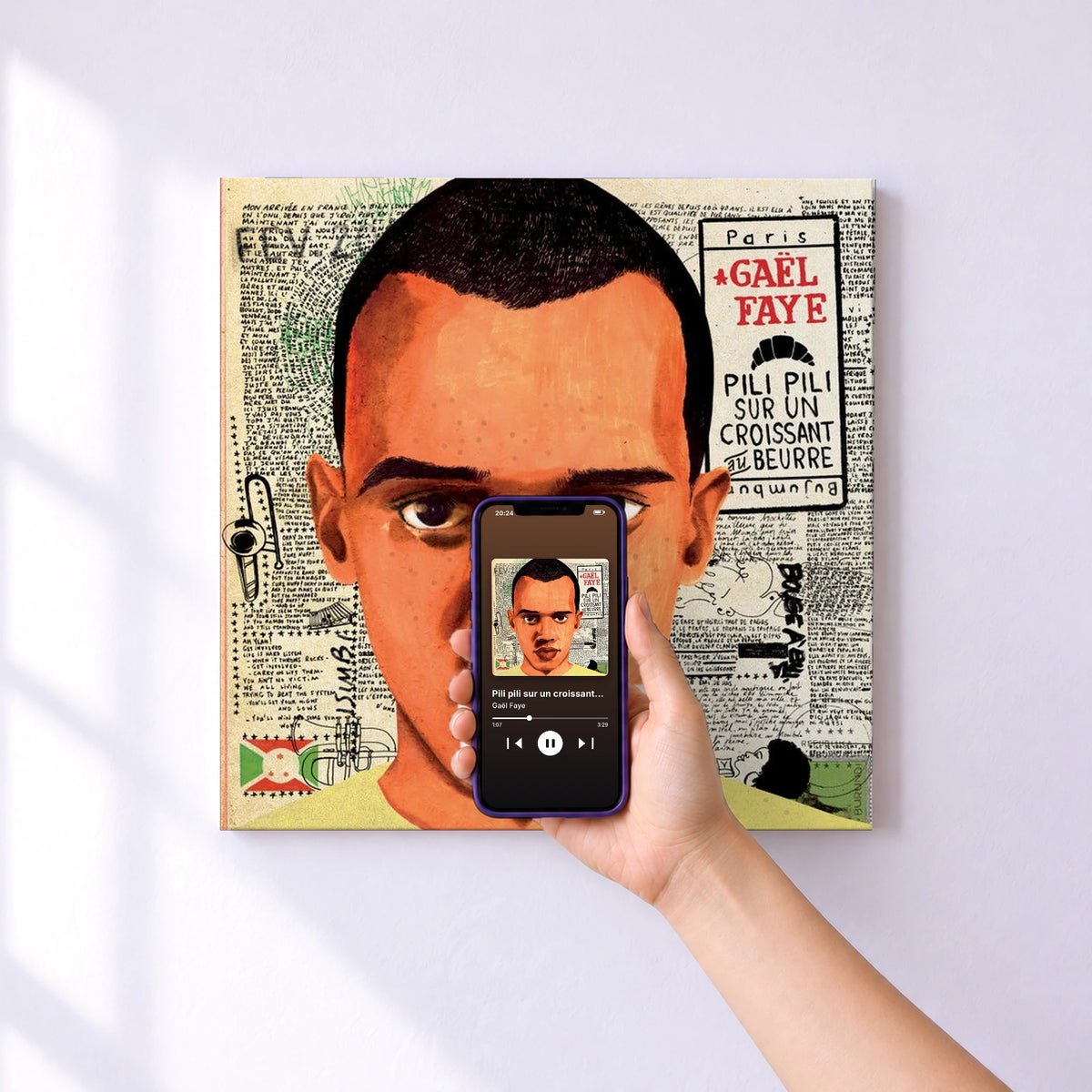 Affiche connectée Pili pili sur un croissant au beurre de Gaël Faye au mur : l'album se lance en approchant le téléphone
