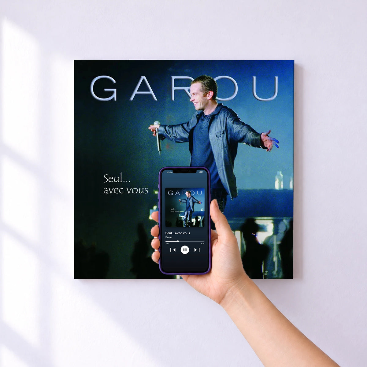 Affiche connectée Seul...avec vous de Garou au mur : l'album se lance en approchant le téléphone