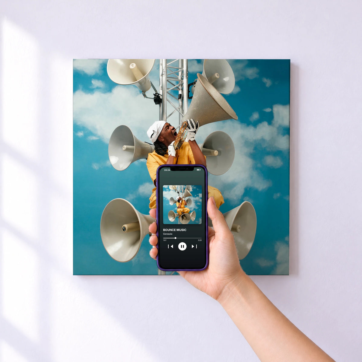 Affiche connectée BOUNCE MUSIC de Genezio au mur : l'album se lance en approchant le téléphone