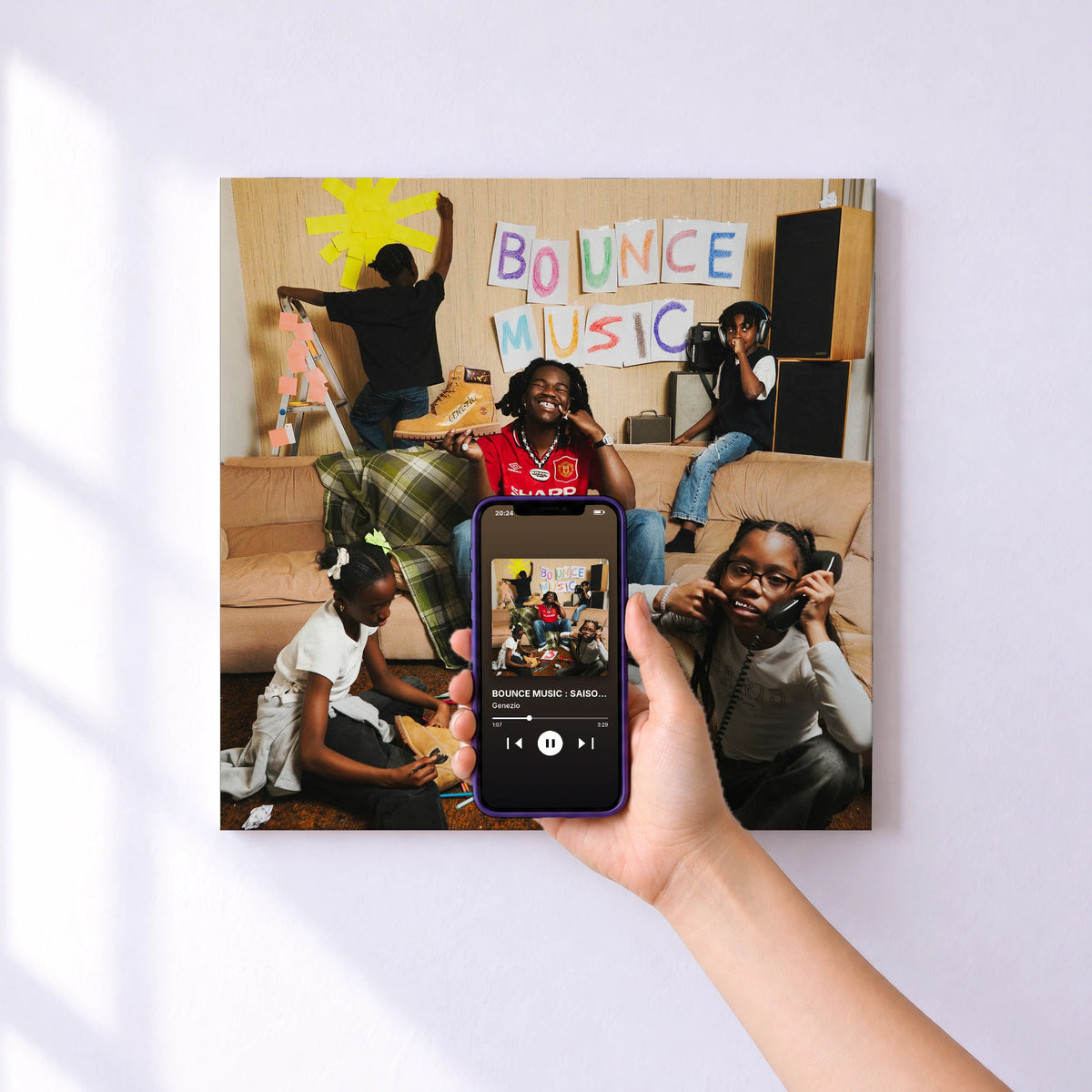 Affiche connectée BOUNCE MUSIC : SAISON 3 de Genezio au mur : l'album se lance en approchant le téléphone