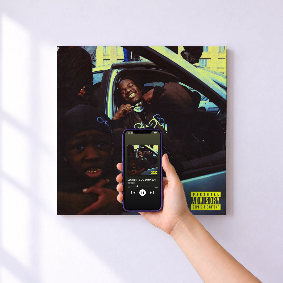 Affiche connectée LES DENTS DU BOHNEUR de Genezio au mur : l'album se lance en approchant le téléphone