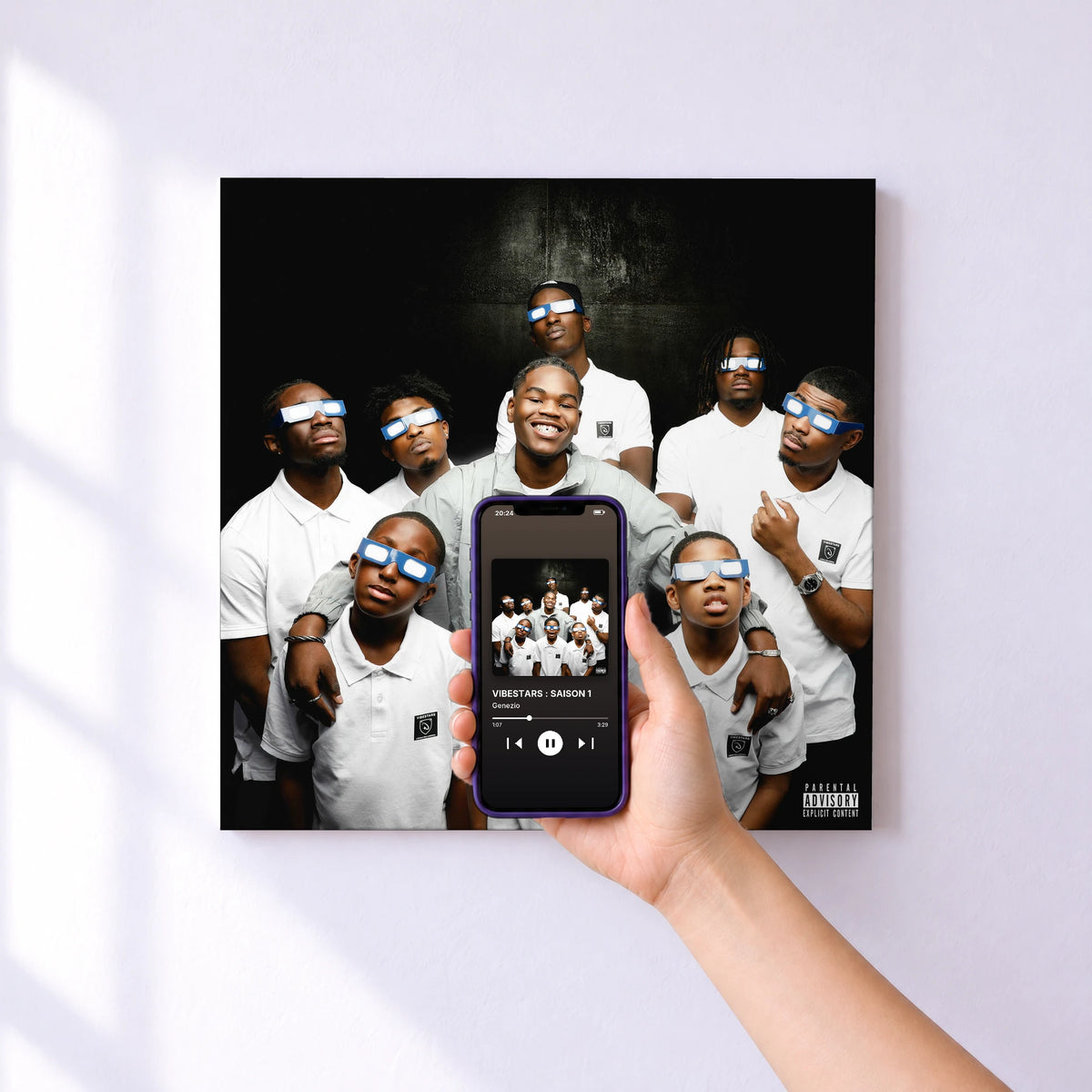 Affiche connectée VIBESTARS : SAISON 1 de Genezio au mur : l'album se lance en approchant le téléphone