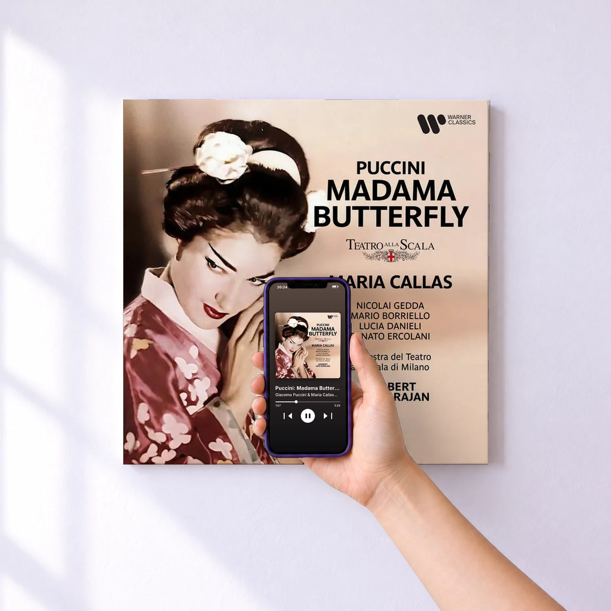 Affiche connectée Puccini: Madama Butterfly de Giacomo Puccini & Maria Callas & Orchestra Del Teatro Alla Scala, Milano & Herbert von Karajan au mur : l'album se lance en approchant le téléphone