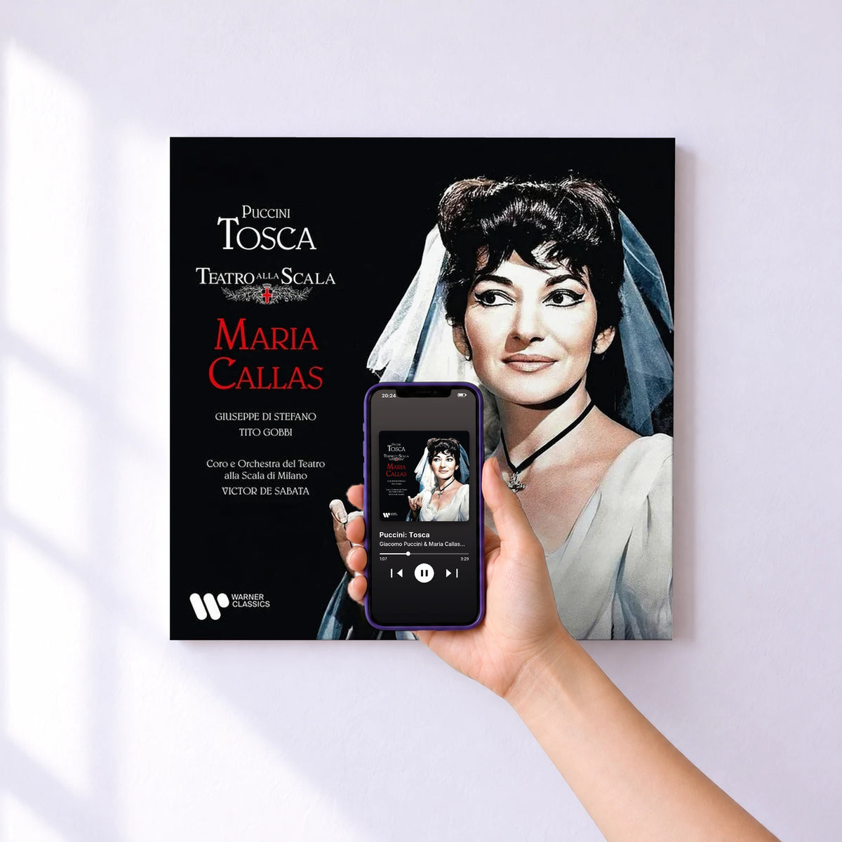 Affiche connectée Puccini: Tosca de Giacomo Puccini & Maria Callas & Victor de Sabata & Orchestra Del Teatro Alla Scala, Milano & Giuseppe Di Stefano & Tito au mur : l'album se lance en approchant le téléphone