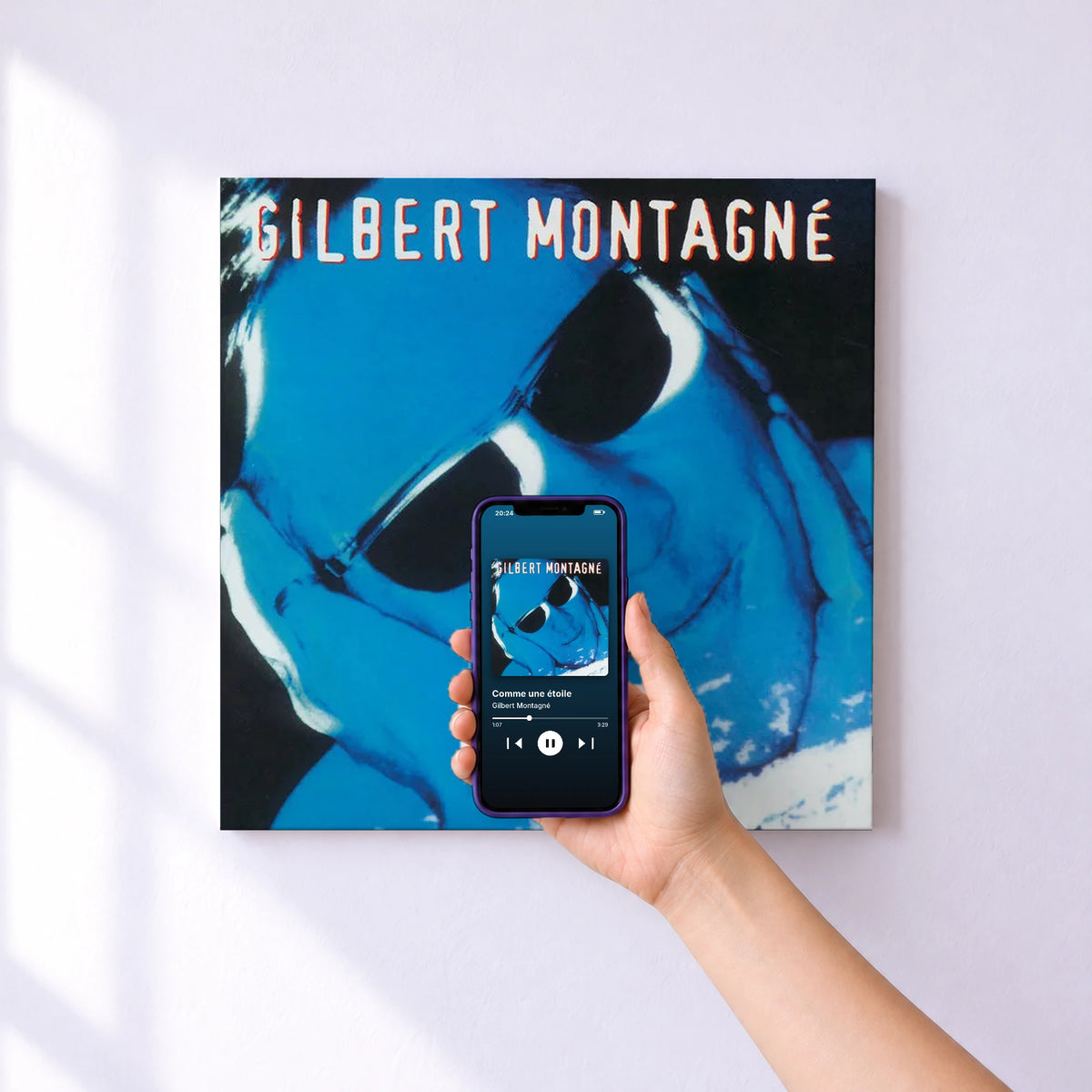 Affiche connectée Comme une étoile de Gilbert Montagné au mur : l'album se lance en approchant le téléphone