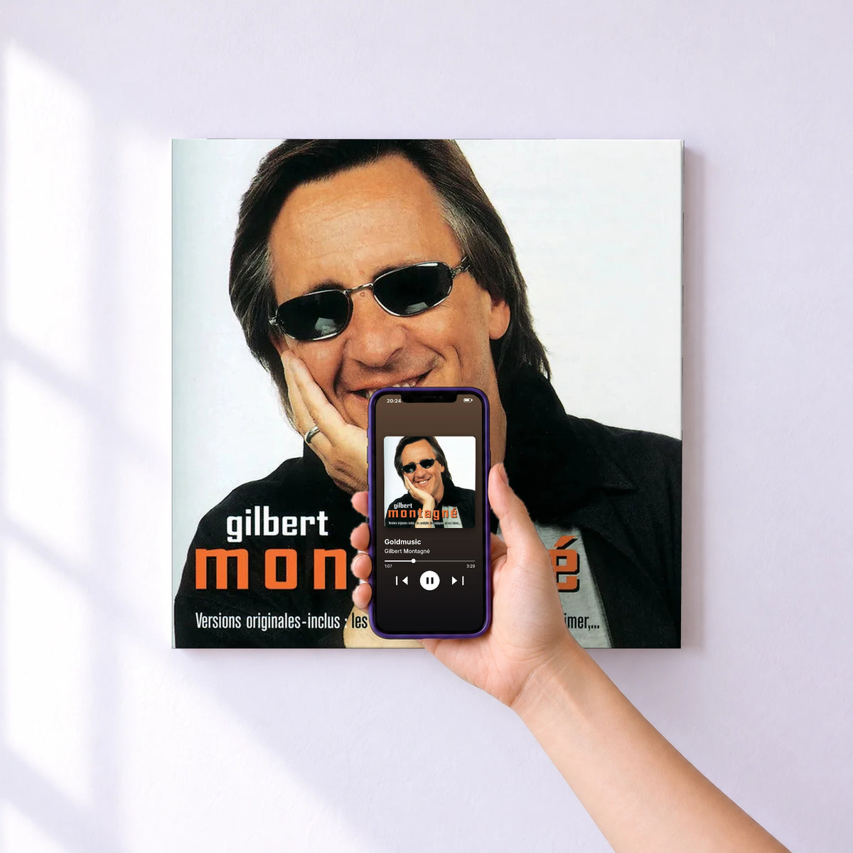 Affiche connectée Goldmusic de Gilbert Montagné au mur : l'album se lance en approchant le téléphone