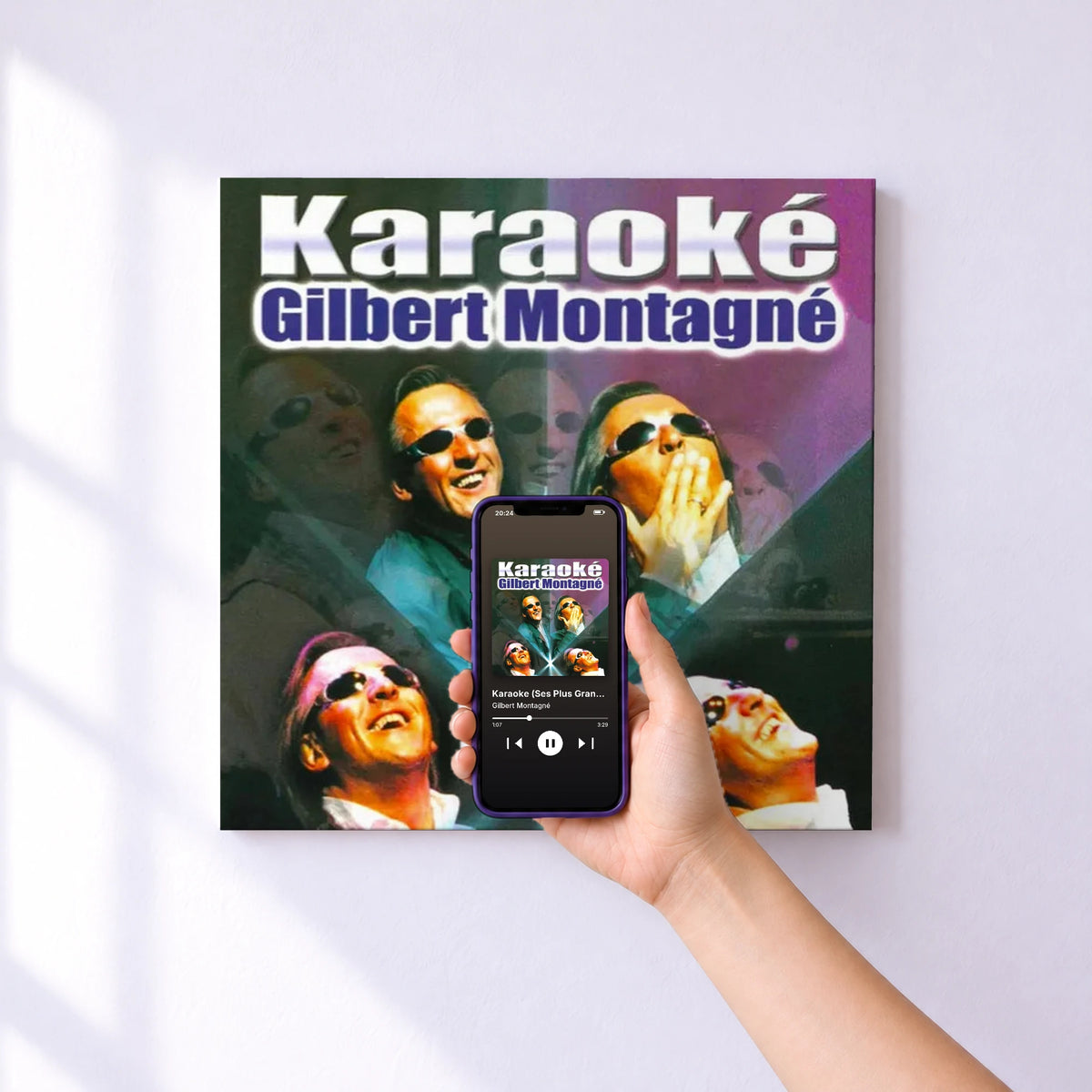 Affiche connectée Karaoke (Ses Plus Grands Tubes) de Gilbert Montagné au mur : l'album se lance en approchant le téléphone
