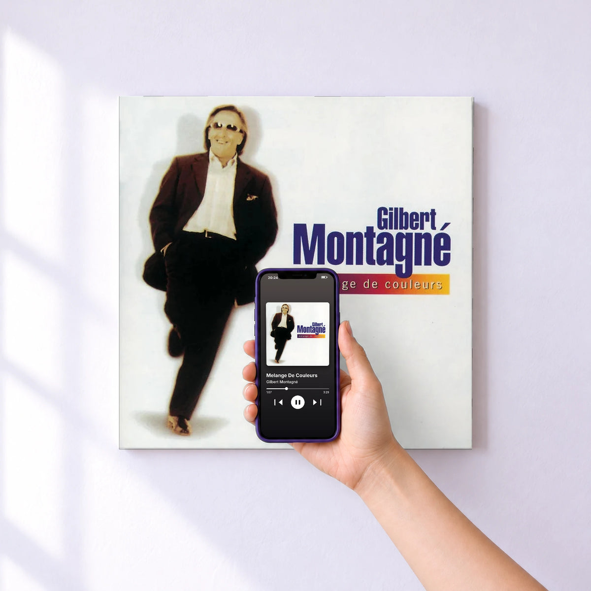 Affiche connectée Melange De Couleurs de Gilbert Montagné au mur : l'album se lance en approchant le téléphone