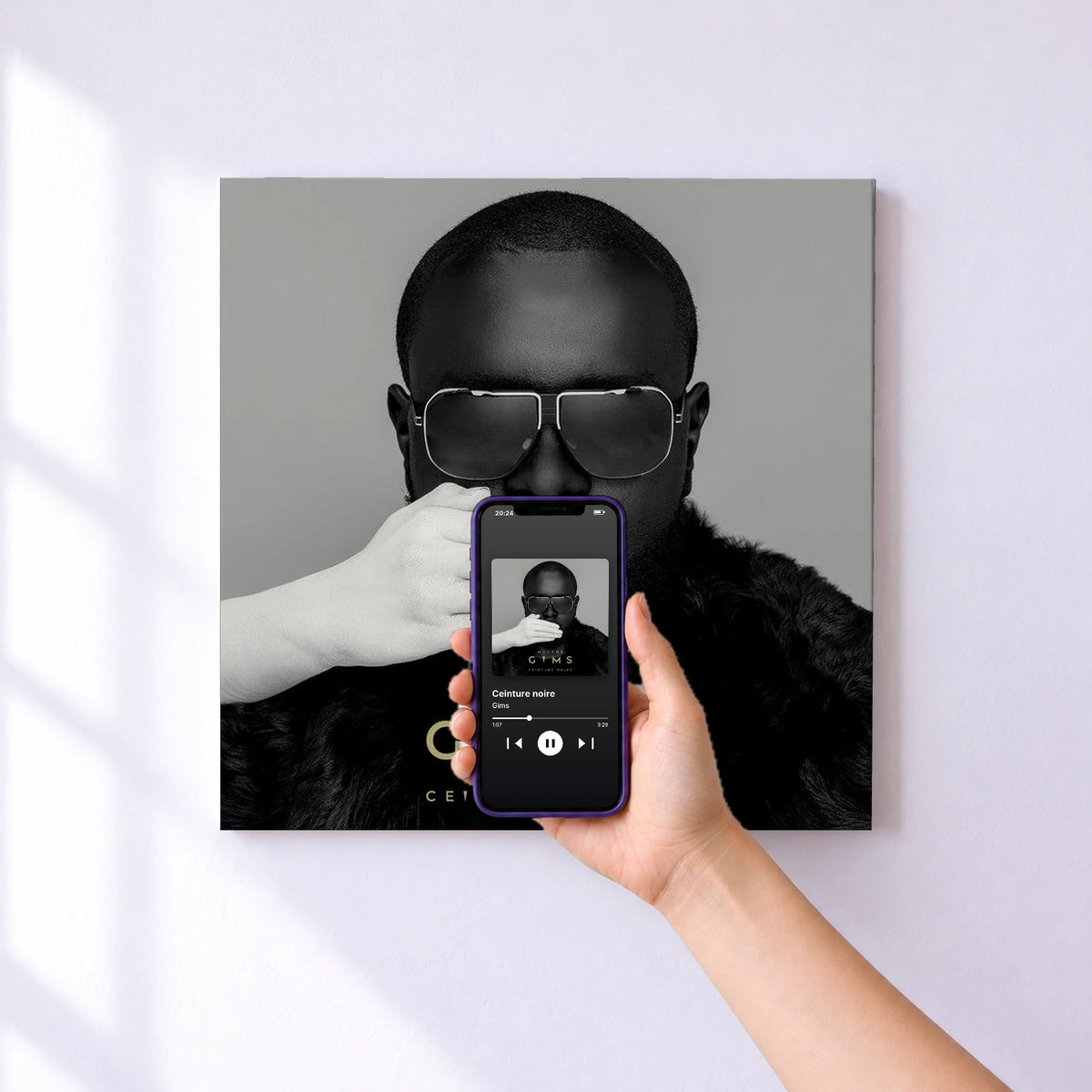 Affiche connectée Ceinture noire de Gims au mur : l'album se lance en approchant le téléphone