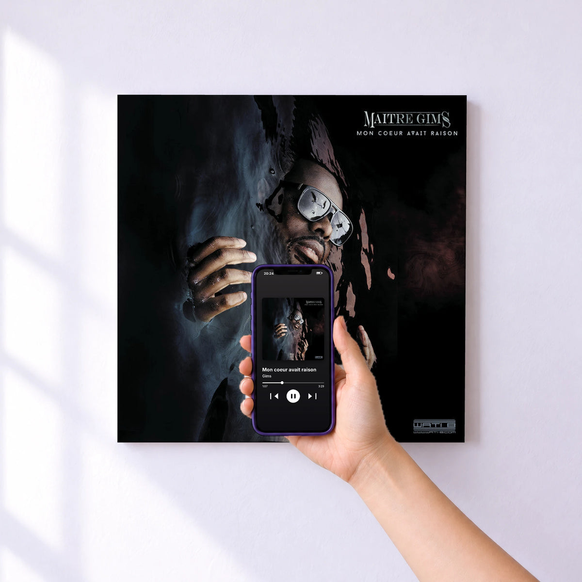 Affiche connectée Mon coeur avait raison de Gims au mur : l'album se lance en approchant le téléphone