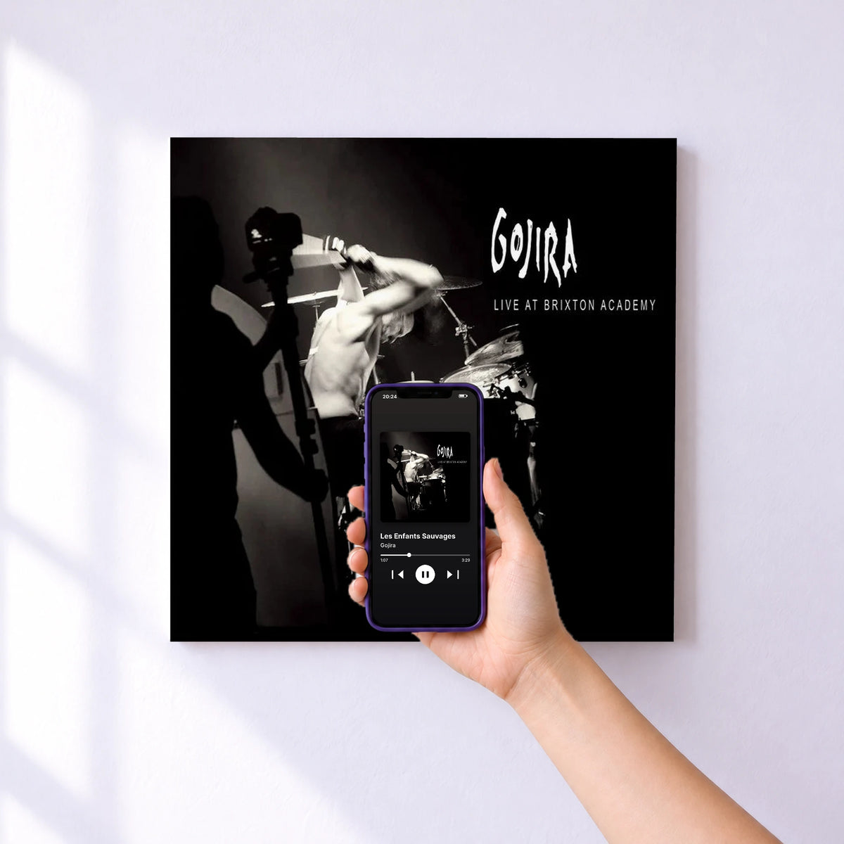 Affiche connectée Les Enfants Sauvages de Gojira au mur : l'album se lance en approchant le téléphone
