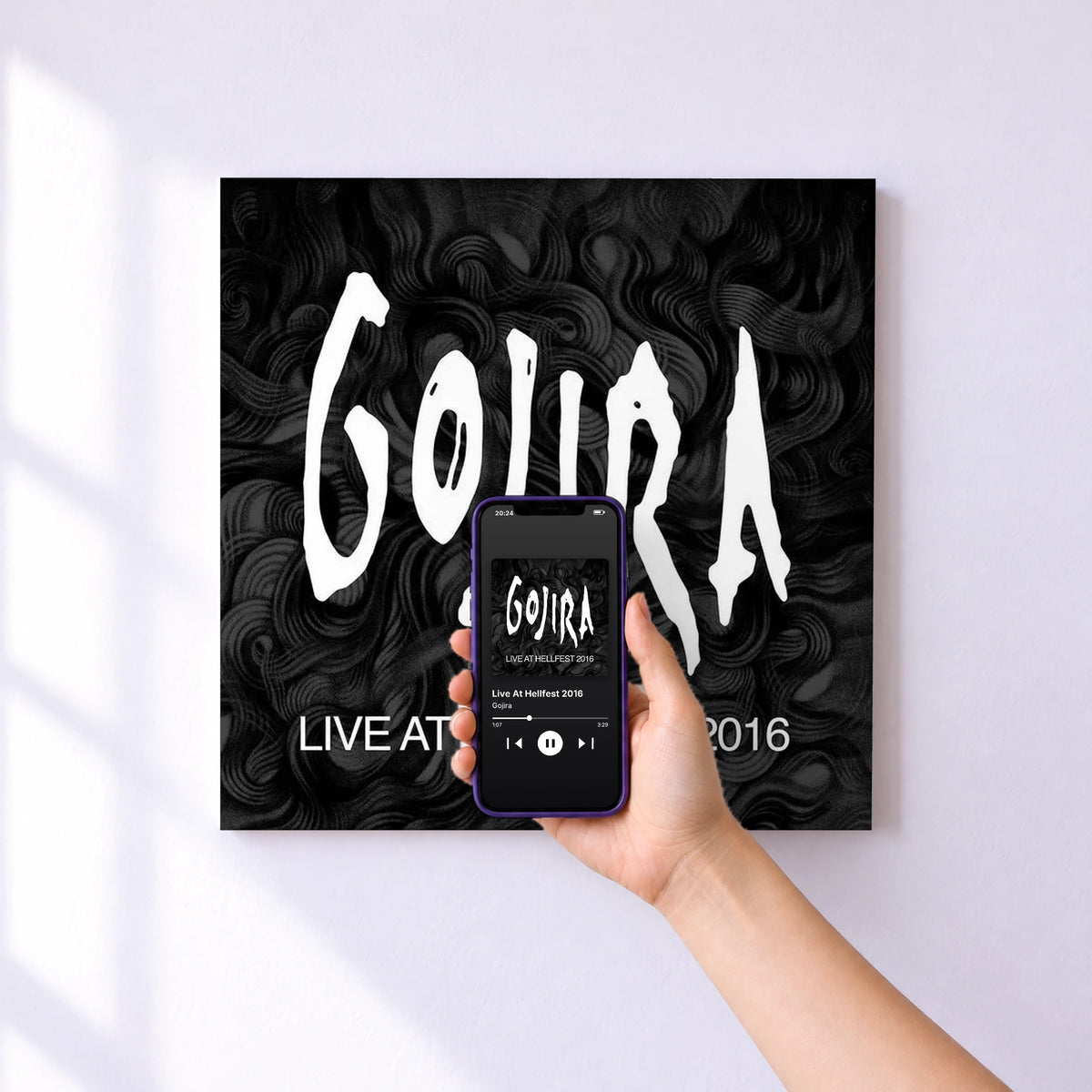 Affiche connectée Live At Hellfest 2016 de Gojira au mur : l'album se lance en approchant le téléphone