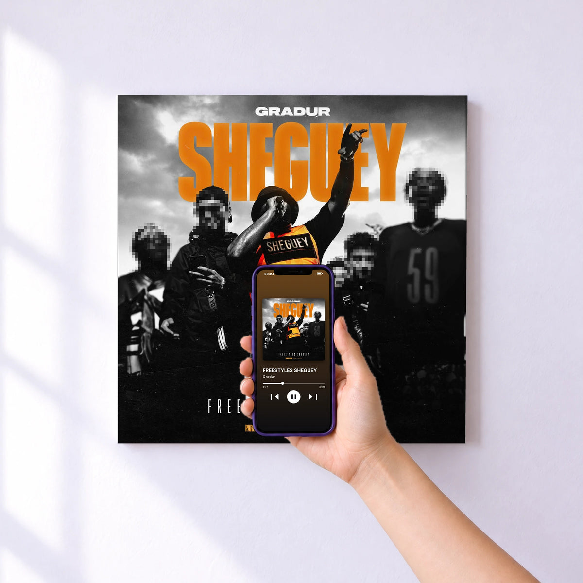 Affiche connectée FREESTYLES SHEGUEY de Gradur au mur : l'album se lance en approchant le téléphone
